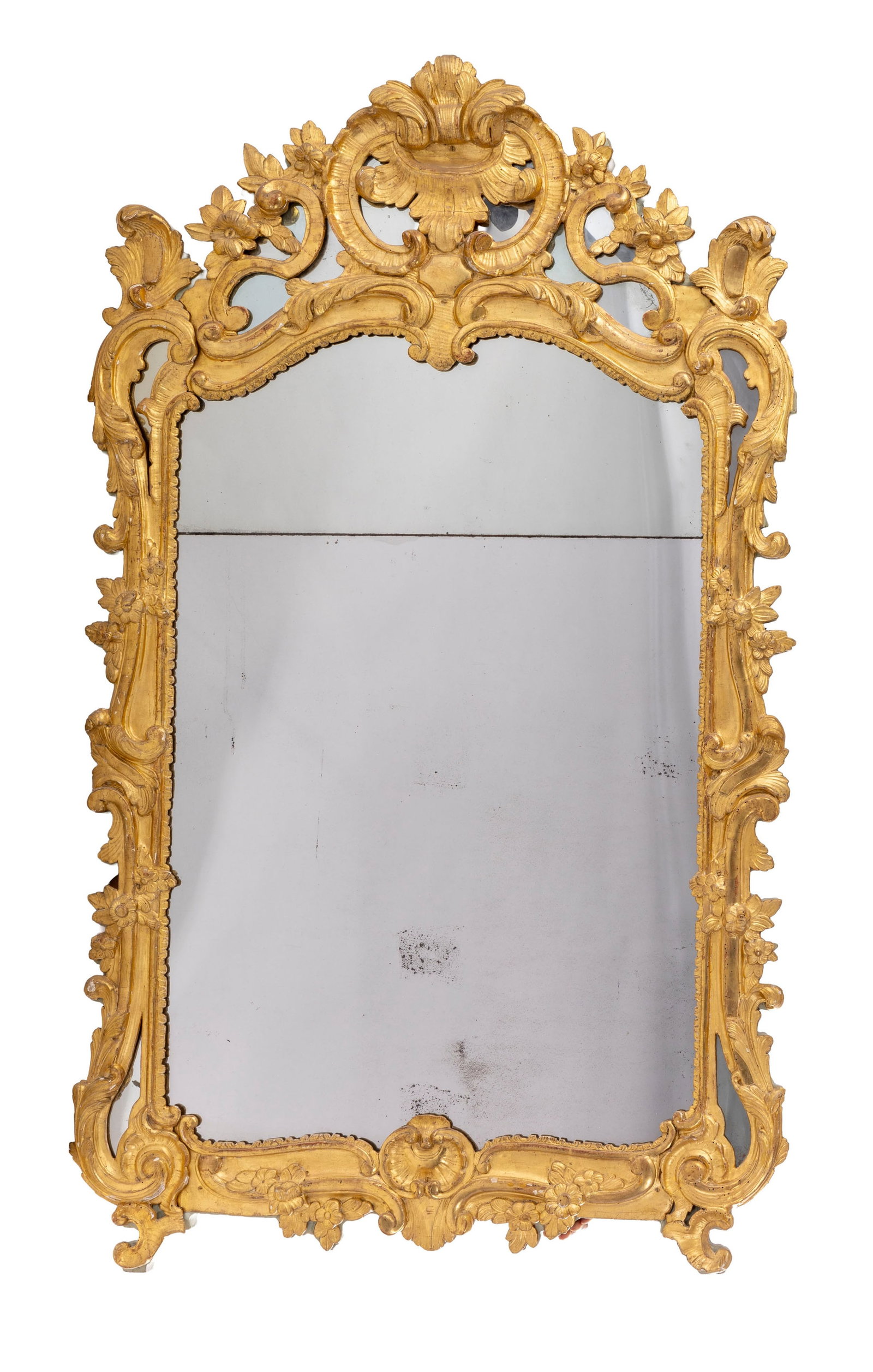 Miroir d'époque Louis XV, en bois sculpté et doré à décor de feuilles d'aca: Miroir d'époque Louis XV, en bois sculpté et doré à décor de feuilles d'acanthe, rocailles et fleurs, glace au mercure en deux parties, 162x95 cm Condition anciennes traces