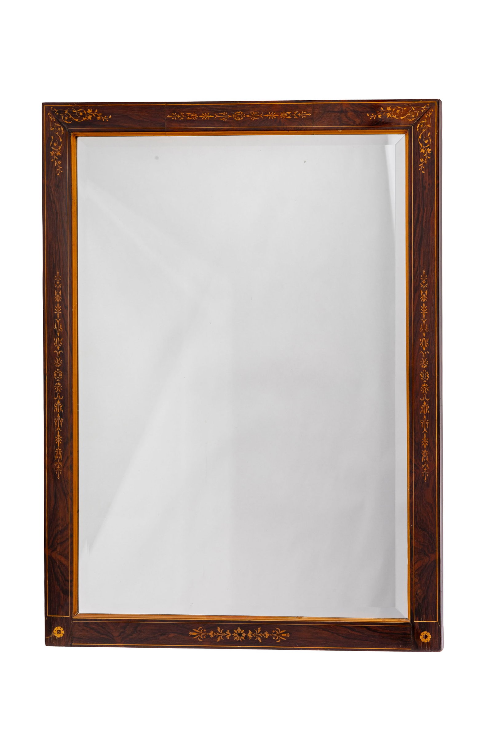 Miroir, Angleterre, XIXe s., en placage de palissandre et marqueterie de bois blond, glace biseaut&#: Miroir, Angleterre, XIXe s., en placage de palissandre et marqueterie de bois blond, glace biseautée, 129x95 cm Condition fissures au placage restaurations fond postérieur