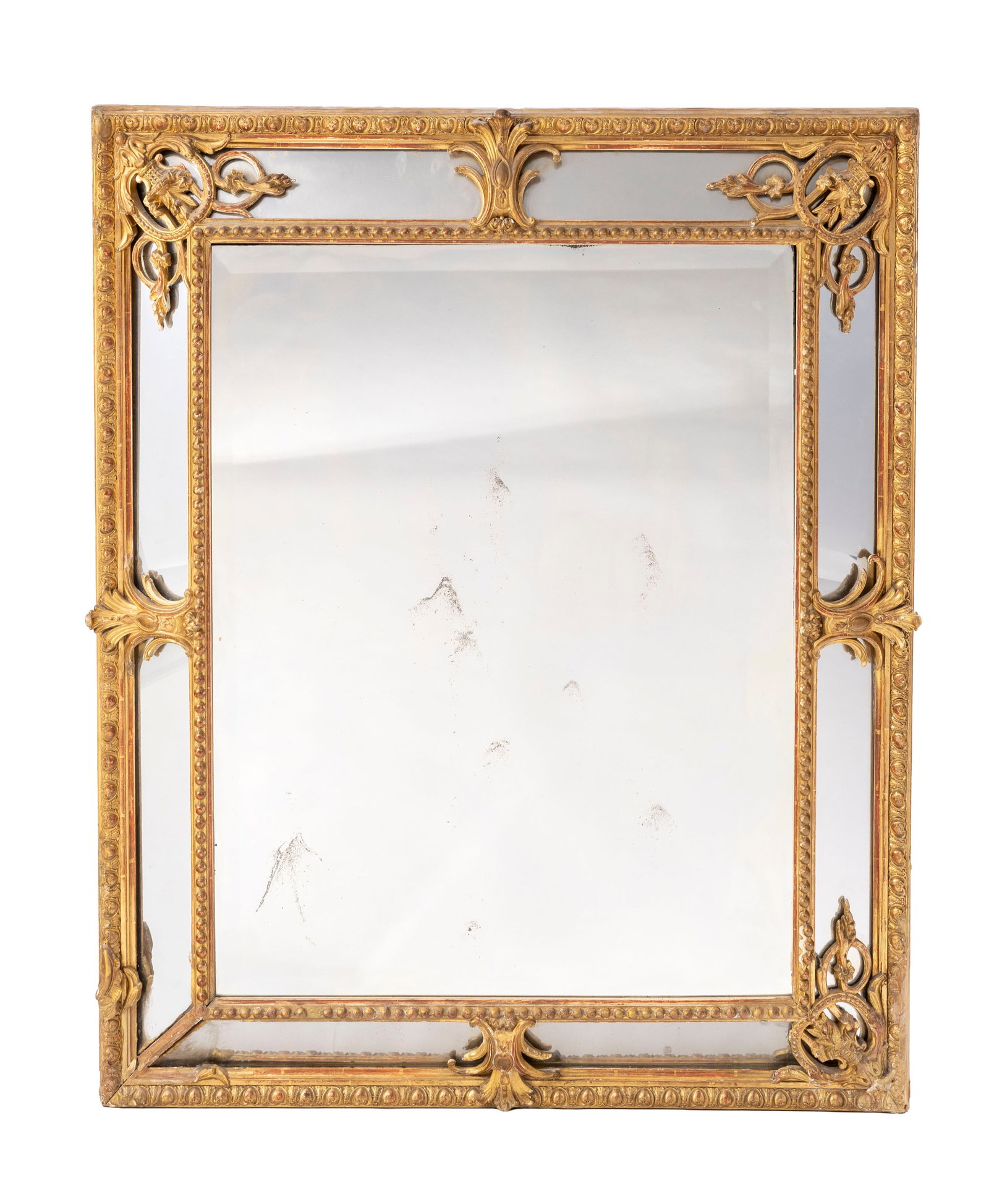 Miroir à parecloses, XIXe s., en bois sculpté et doré à décor de frises de : Miroir à parecloses, XIXe s., en bois sculpté et doré à décor de frises de godrons, entrelacs et feuilles d'acanthe, 127x110 cm Condition usures et manques à la dorure