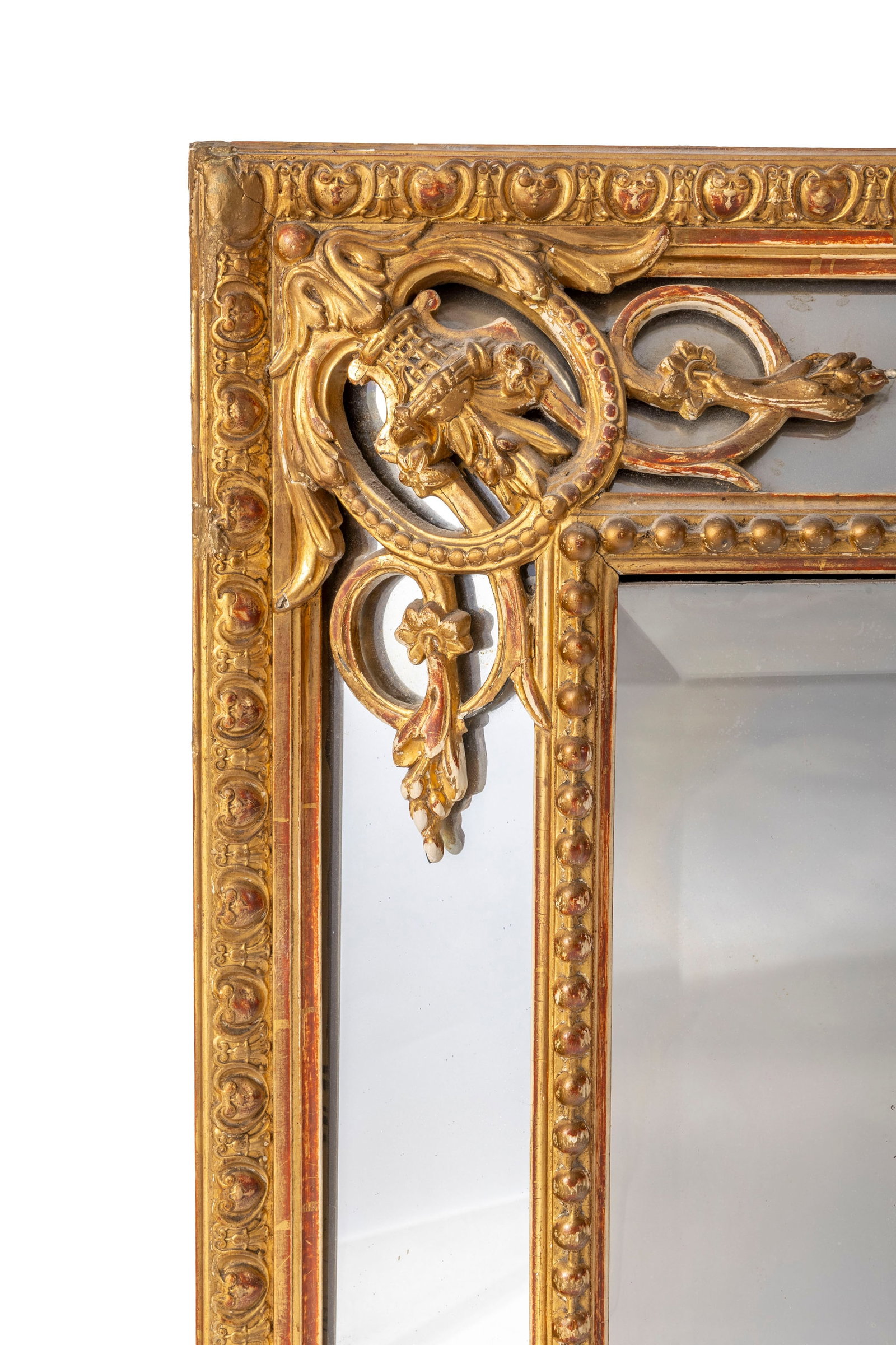 Miroir à parecloses, XIXe s., en bois sculpté et doré à décor de frises de  - 2