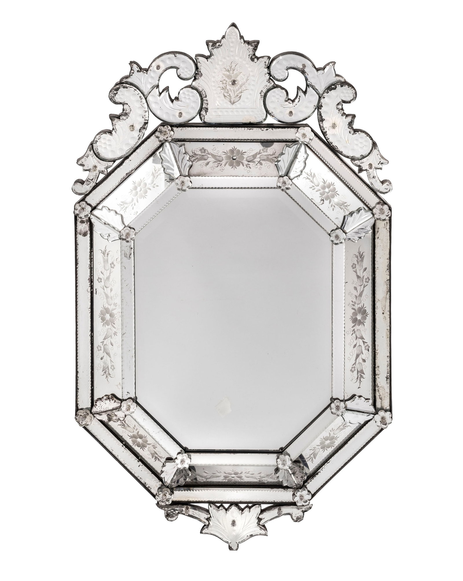 Miroir à parecloses, Murano, milieu du XXe s., glaces églomisée à décor de : Miroir à parecloses, Murano, milieu du XXe s., glaces églomisée à décor de fleurs et rinceaux, 120x71 cm Condition usures et marques aux glaces