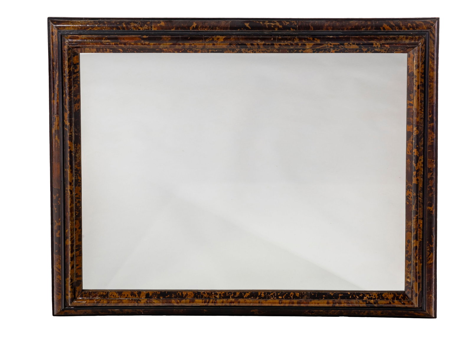 Miroir, XXe s., composé d'un cadre en placage d'écaille de tortue et bois noirci, 95x120 c: Miroir, XXe s., composé d'un cadre en placage d'écaille de tortue et bois noirci, 95x120 cm Condition fissures, manques et restaurations au placage