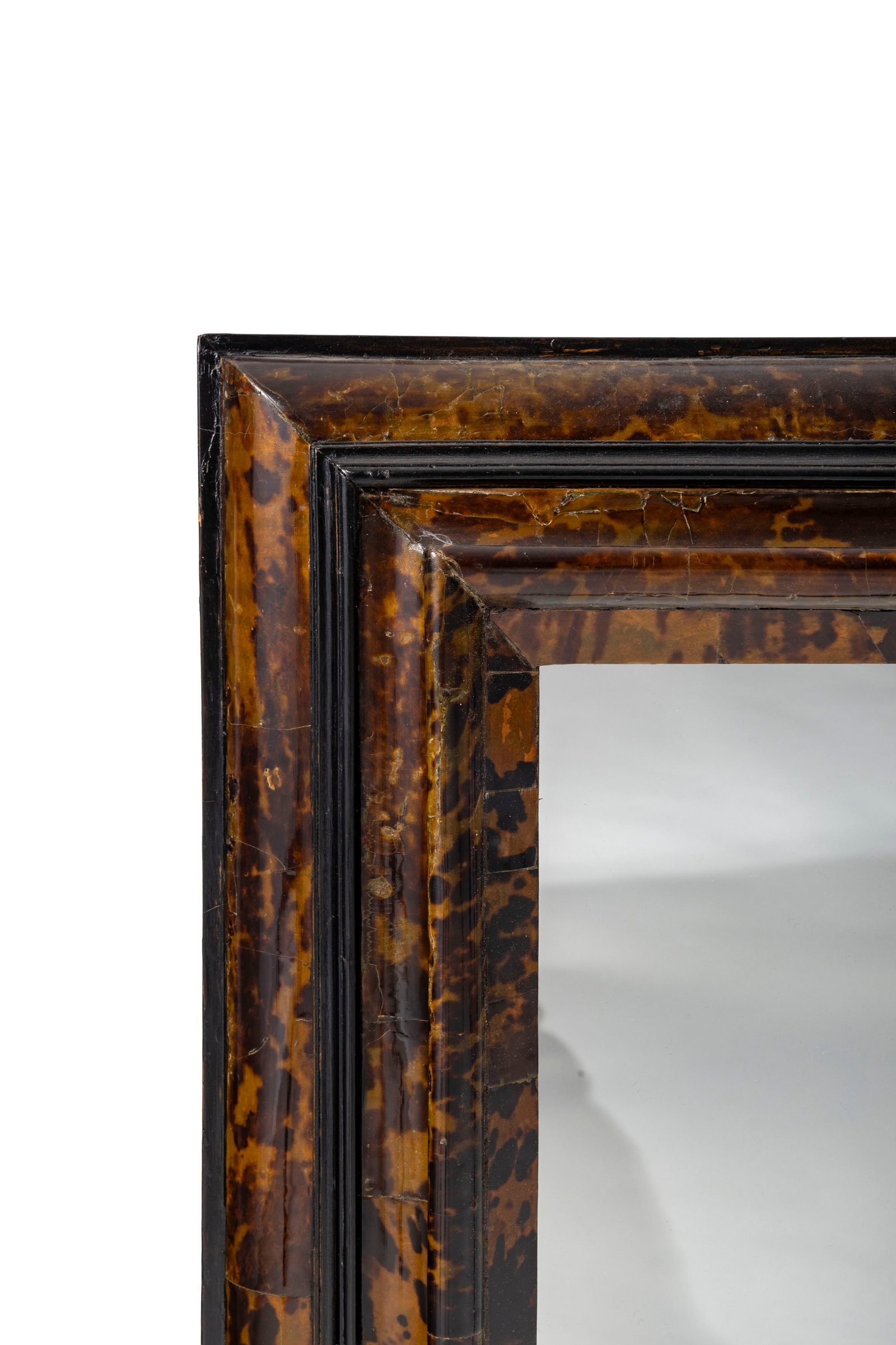 Miroir, XXe s., composé d'un cadre en placage d'écaille de tortue et bois noirci, 95x120 c - 2