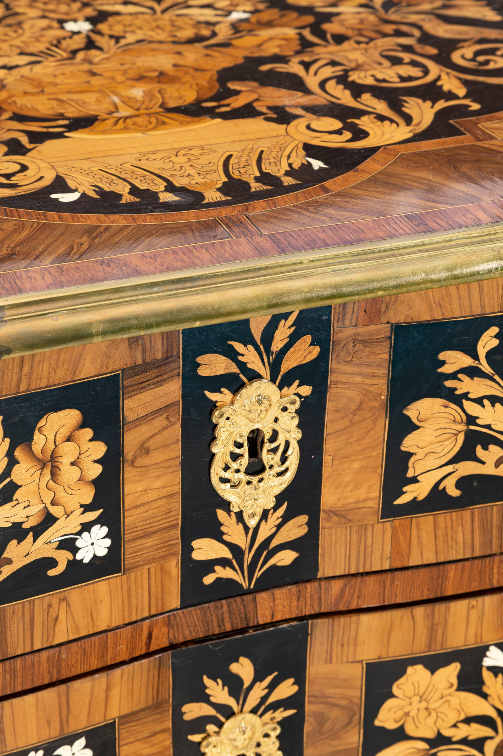 Commode en partie d'époque Louis XIV, en placage de bois de rose, ivoire et ébène, ma - 2