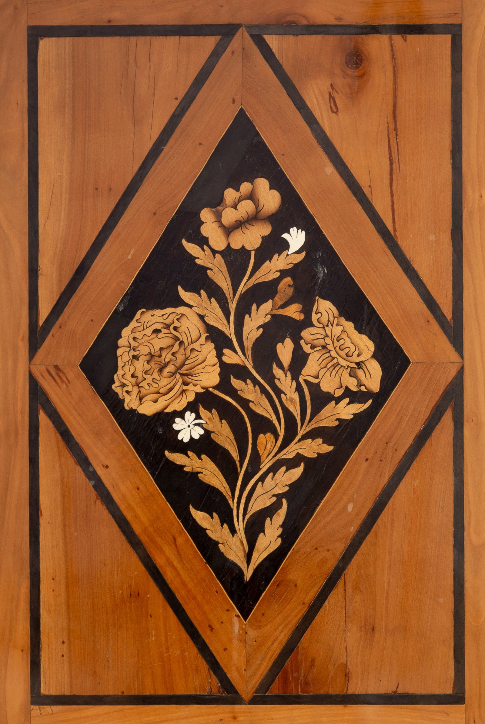 Commode en partie d'époque Louis XIV, en placage de bois de rose, ivoire et ébène, ma - 8