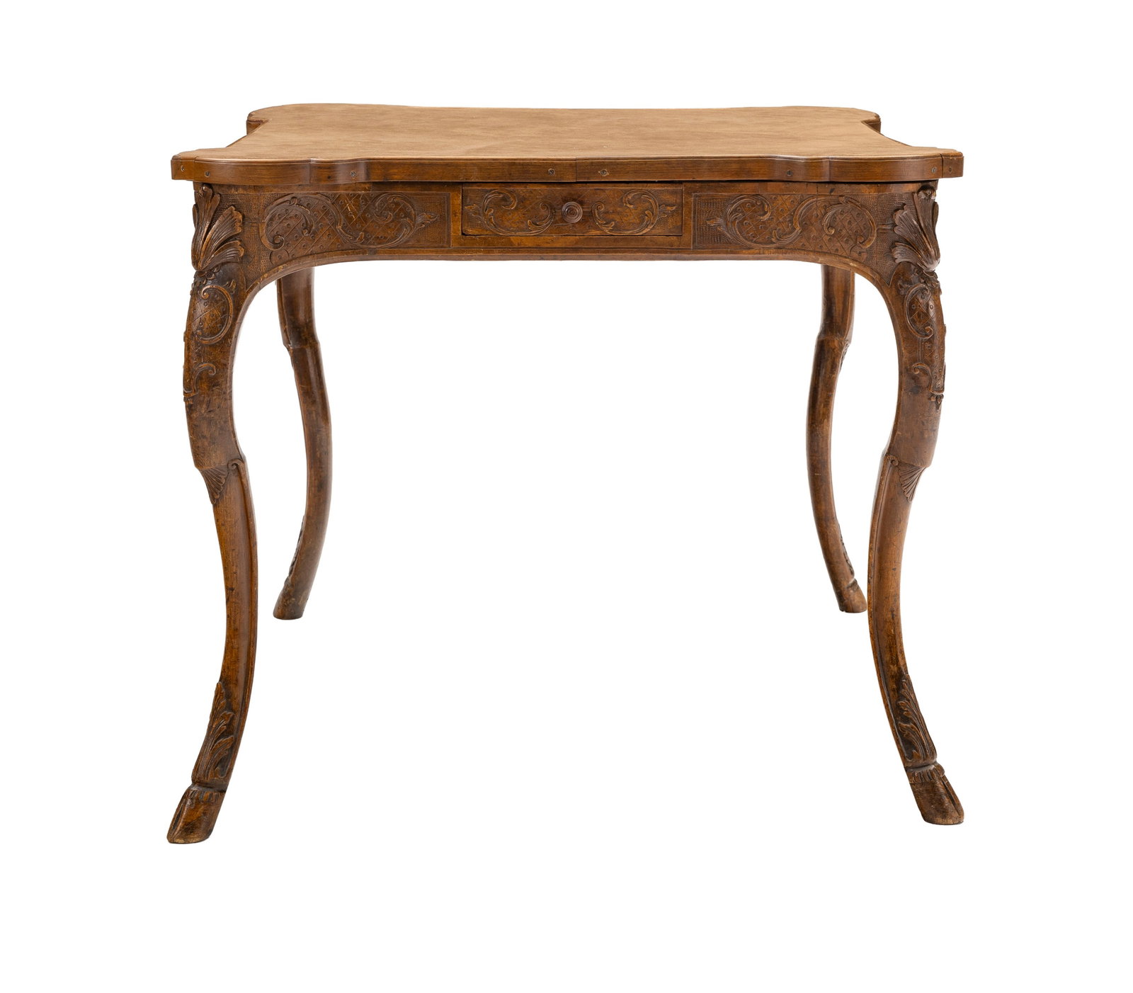 Table à jeux de style Régence, XIXe s., en bois naturel sculpté à décor de : Table à jeux de style Régence, XIXe s., en bois naturel sculpté à décor de coquilles et feuilles d'acanthe, ouvrant par quatre tiroirs en ceinture, pieds galbés, plateau