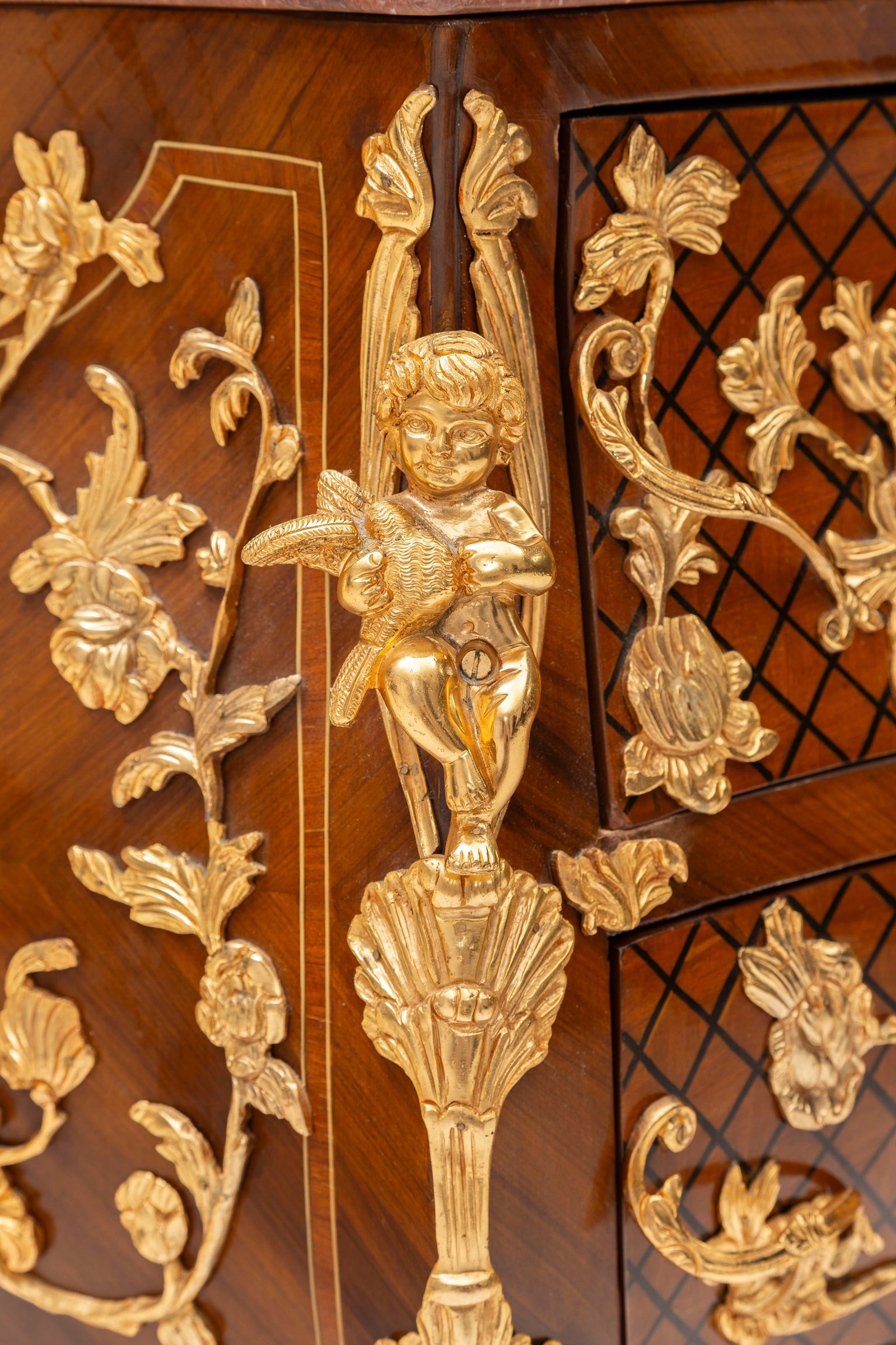 Commode de style Louis XV, XXe s., en placage de bois de rose et croisillons de bois noircis, riches - 2