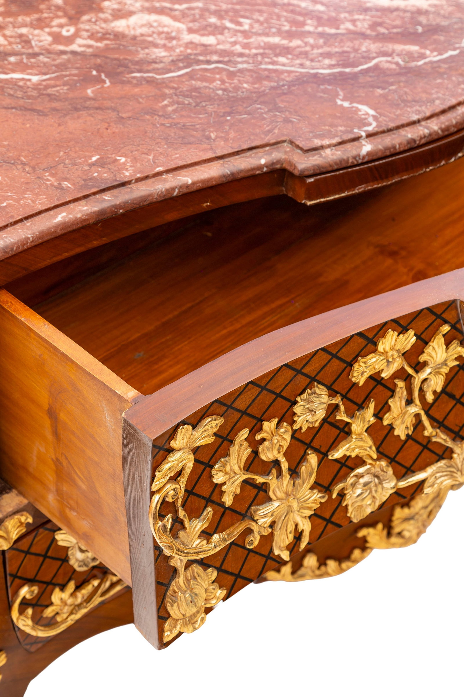 Commode de style Louis XV, XXe s., en placage de bois de rose et croisillons de bois noircis, riches - 3