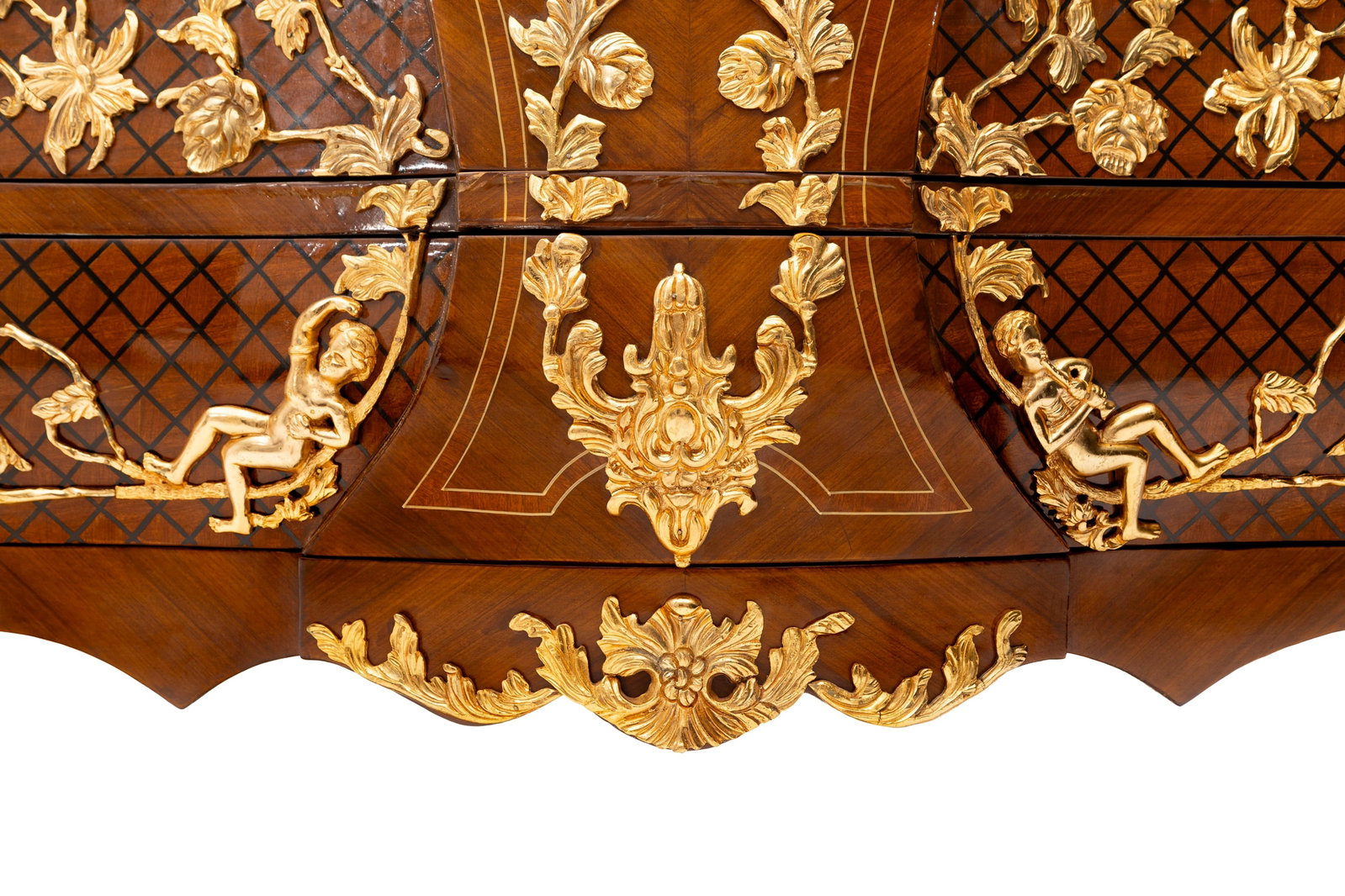 Commode de style Louis XV, XXe s., en placage de bois de rose et croisillons de bois noircis, riches - 5
