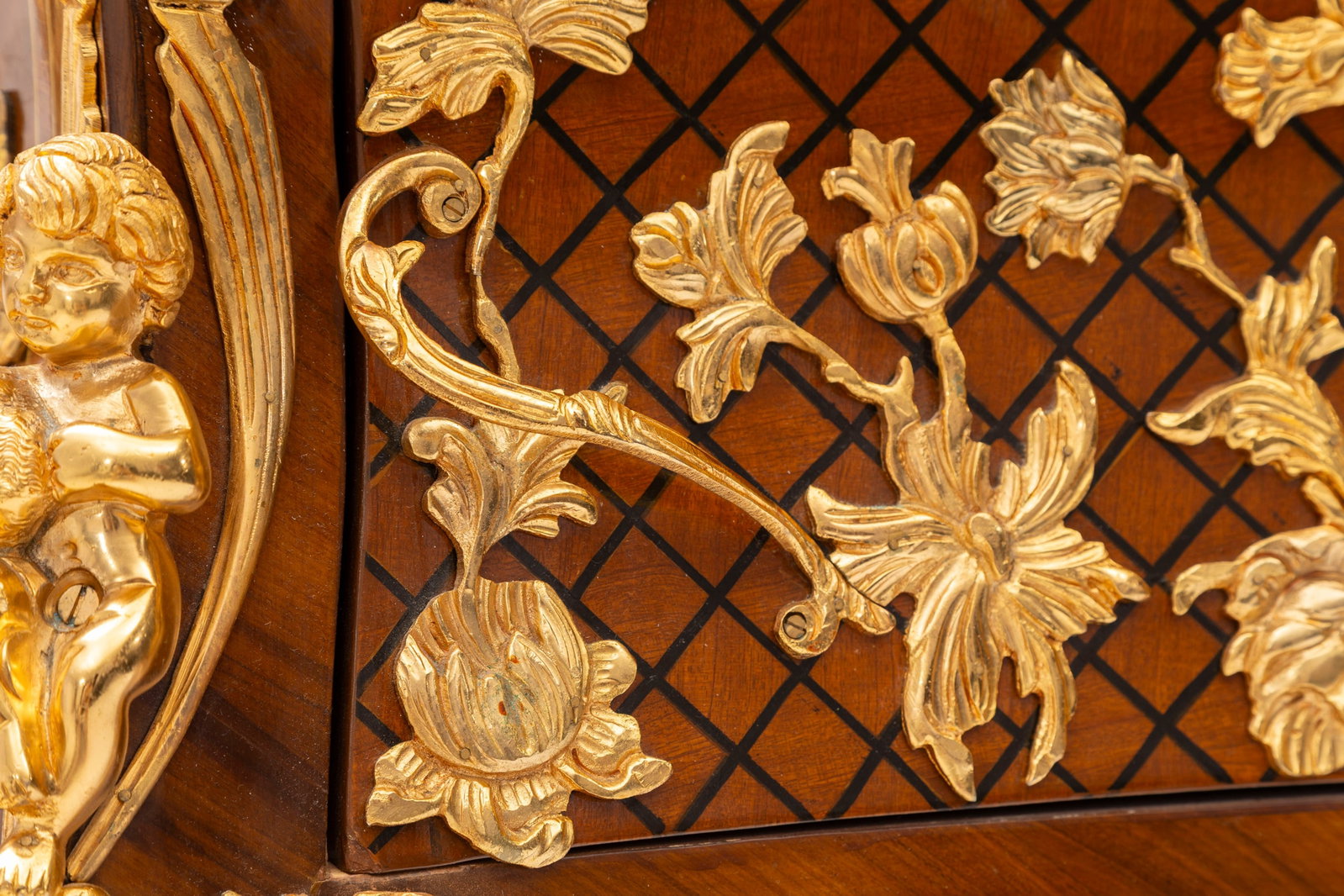 Commode de style Louis XV, XXe s., en placage de bois de rose et croisillons de bois noircis, riches - 6