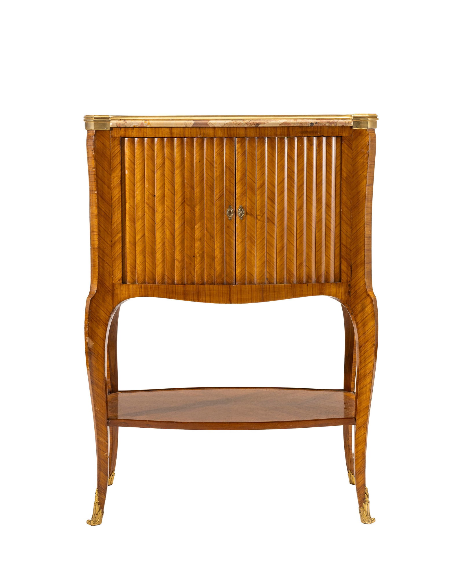Cabinet de style Louis XV, XXe s., en placage de bois de rose, ouvrant par deux vantaux coulissants : Cabinet de style Louis XV, XXe s., en placage de bois de rose, ouvrant par deux vantaux coulissants en façade, pieds galbés reliés par une tablette d'entretoise, plateau en marbre br
