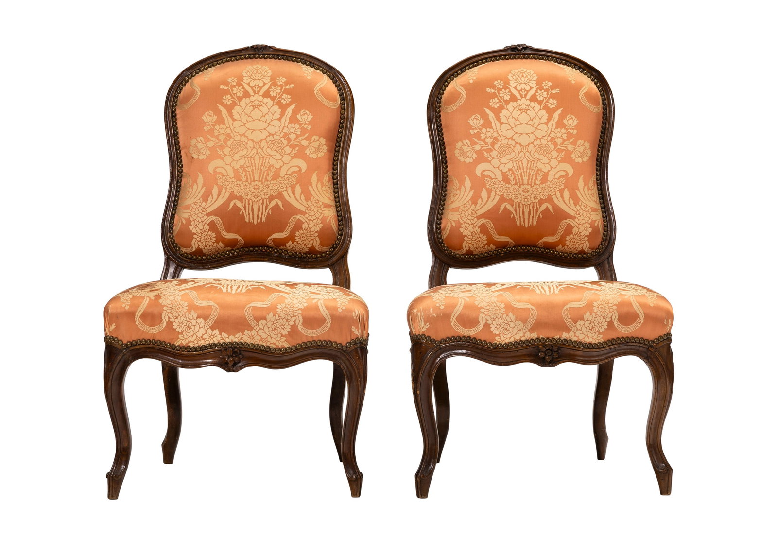 Paire de chaises d'époque Louis XV, en hêtre mouluré et sculpté à déco: Paire de chaises d'époque Louis XV, en hêtre mouluré et sculpté à décor de fleurettes dressées, pieds galbés, soierie rose fleurie, pieds galbés Condition