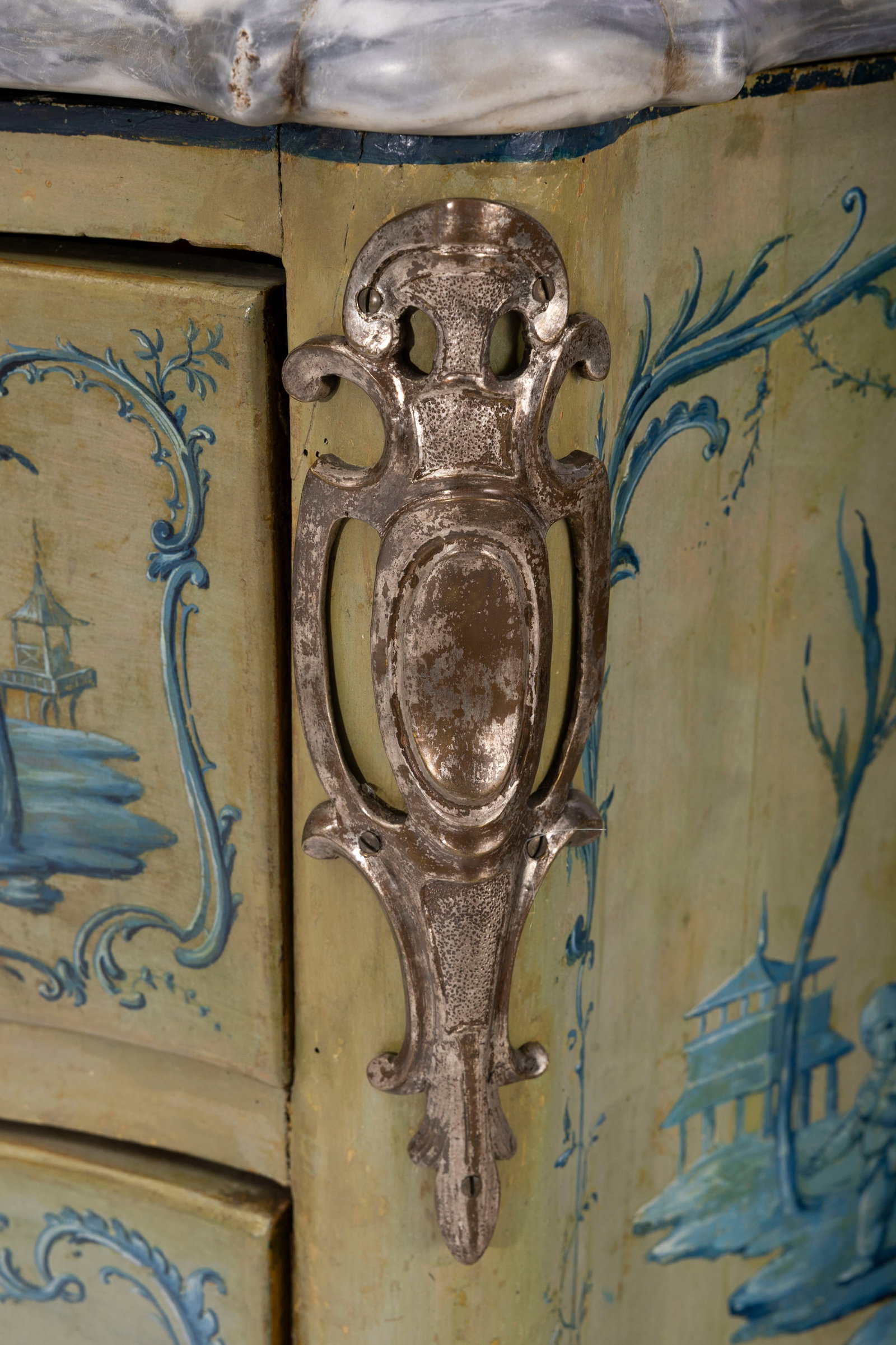 Commode d'époque Louis XV estampillée M. BARY et JME, en bois peint à décor au c - 2