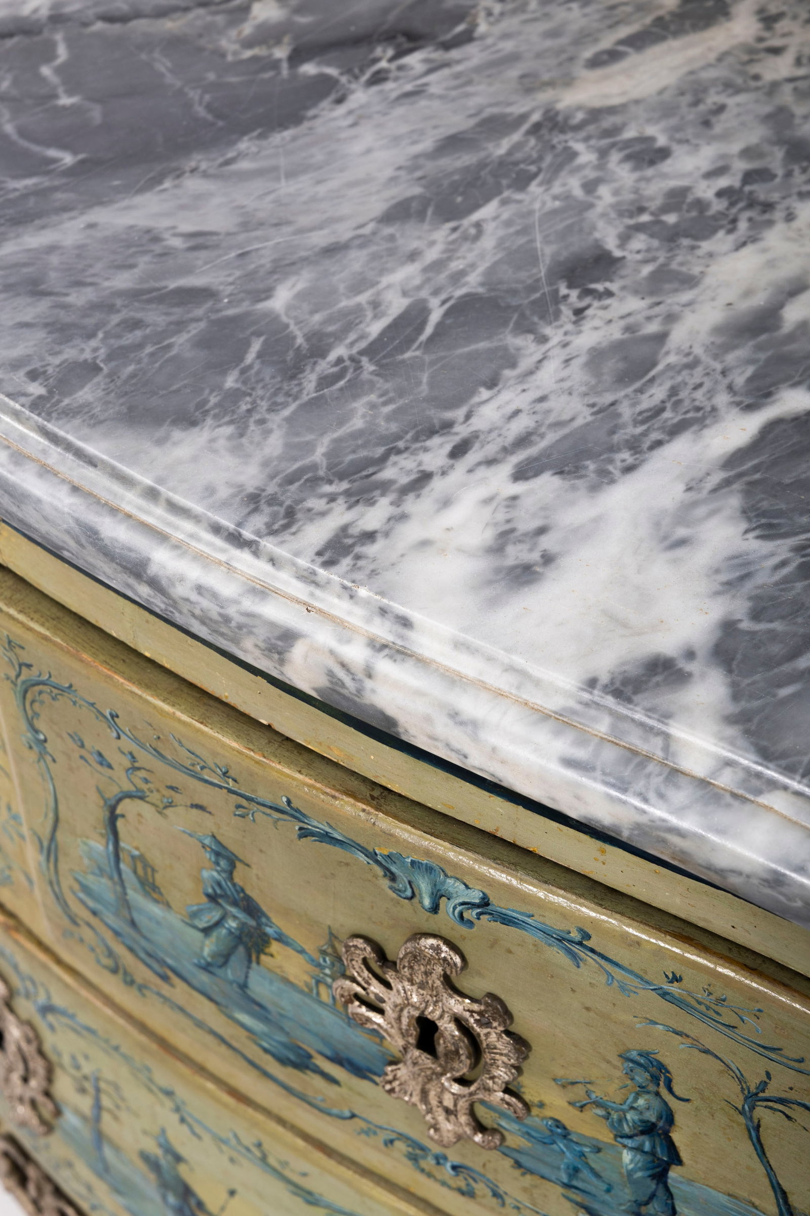 Commode d'époque Louis XV estampillée M. BARY et JME, en bois peint à décor au c - 6