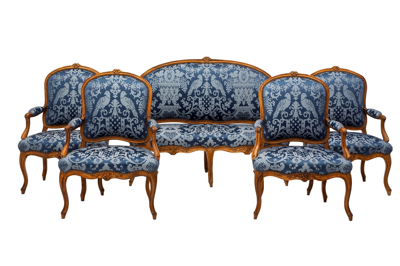 Salon d'époque Louis XV comprenant un canapé et 4 fauteuils, en hêtre mouluré et: Salon d'époque Louis XV comprenant un canapé et 4 fauteuils, en hêtre mouluré et sculpté à décor de fleurettes dressées, garniture en soierie bleue à d