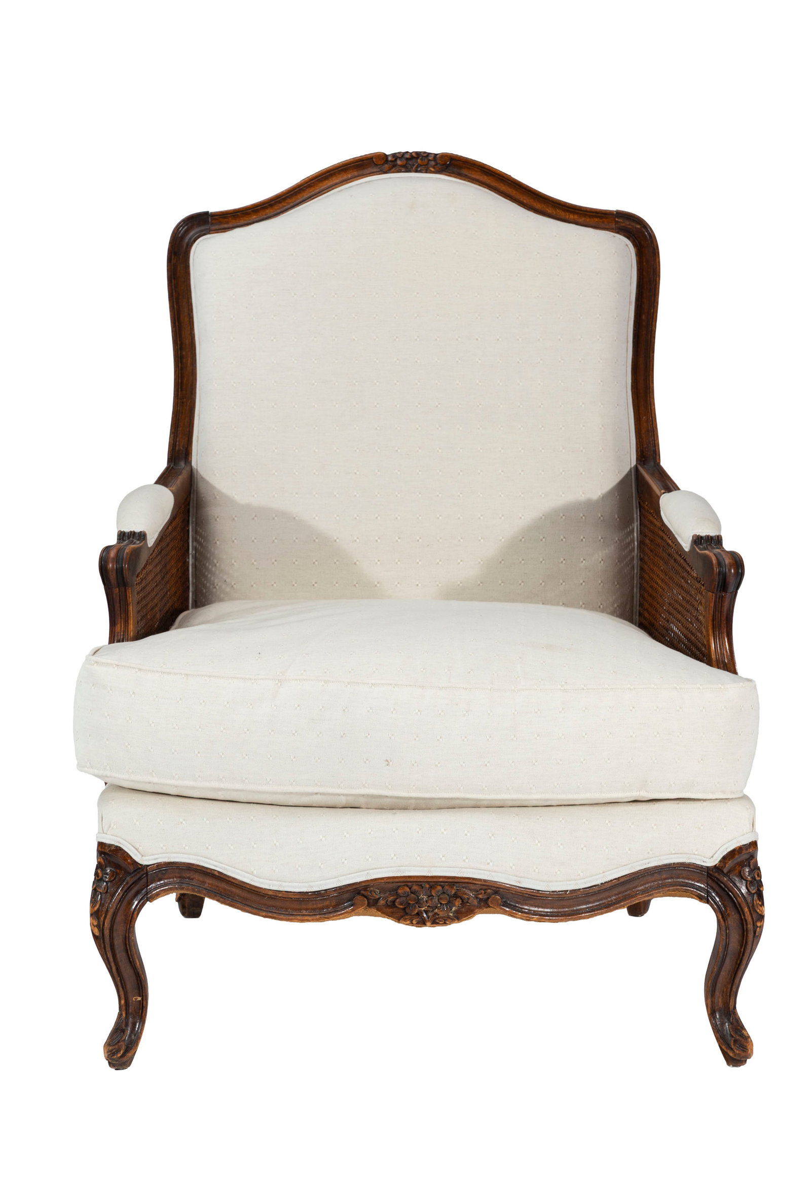 Bergère de style Louis XV, XIXe s., en noyer mouluré et sculpté, garniture en tissu b: Bergère de style Louis XV, XIXe s., en noyer mouluré et sculpté, garniture en tissu beige, côtés cannés Condition rayures et marques au vernis usures et manques au vernis