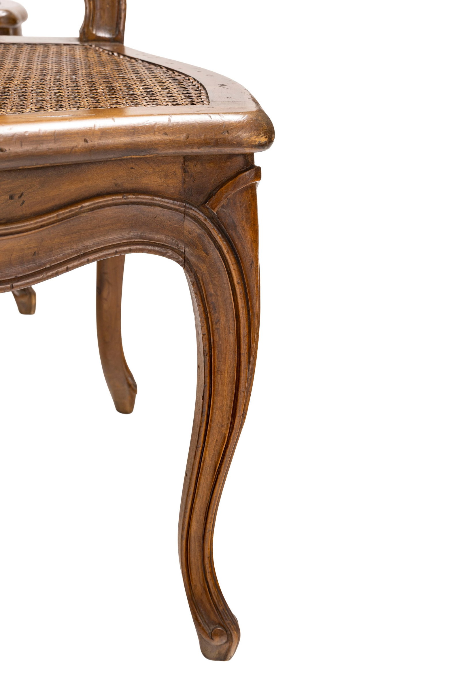 Suite de 12 chaises de style Louis XV, XXe s., en hêtre mouluré, assise et dossier cann - 4