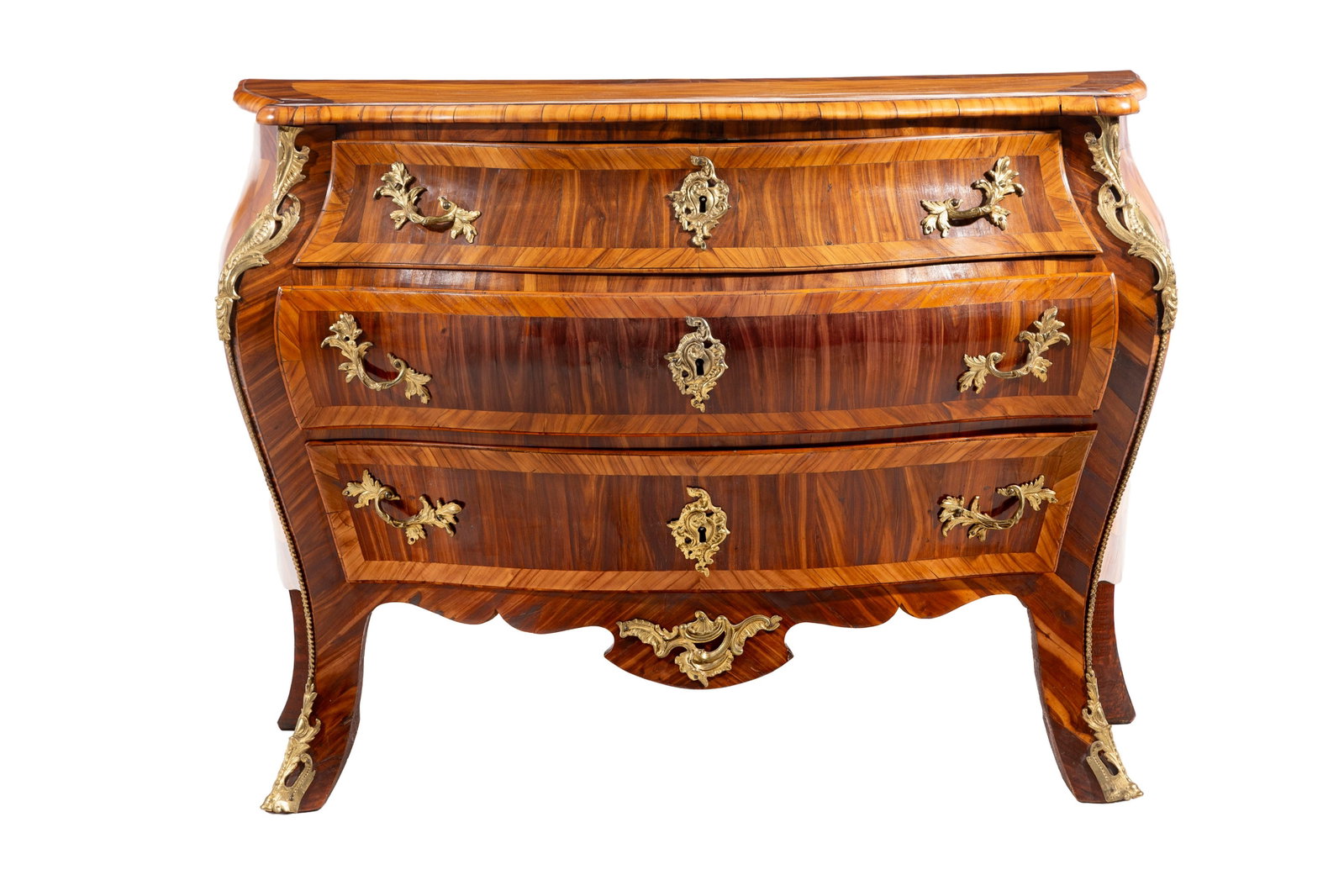 Commode, Italie, en partie XIXe s., en placage de bois de rose et palissandre, ornementations en bro: Commode, Italie, en partie XIXe s., en placage de bois de rose et palissandre, ornementations en bronze doré, façade pansue ouvrant par trois tiroirs, 80x112x51 cm Condition manques et resta