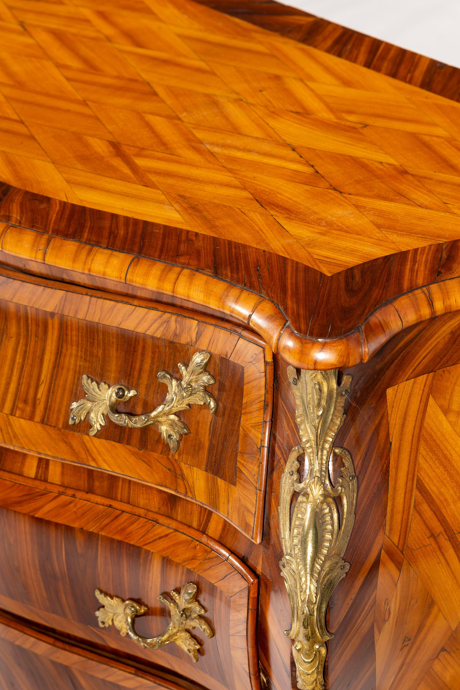 Commode, Italie, en partie XIXe s., en placage de bois de rose et palissandre, ornementations en bro - 3