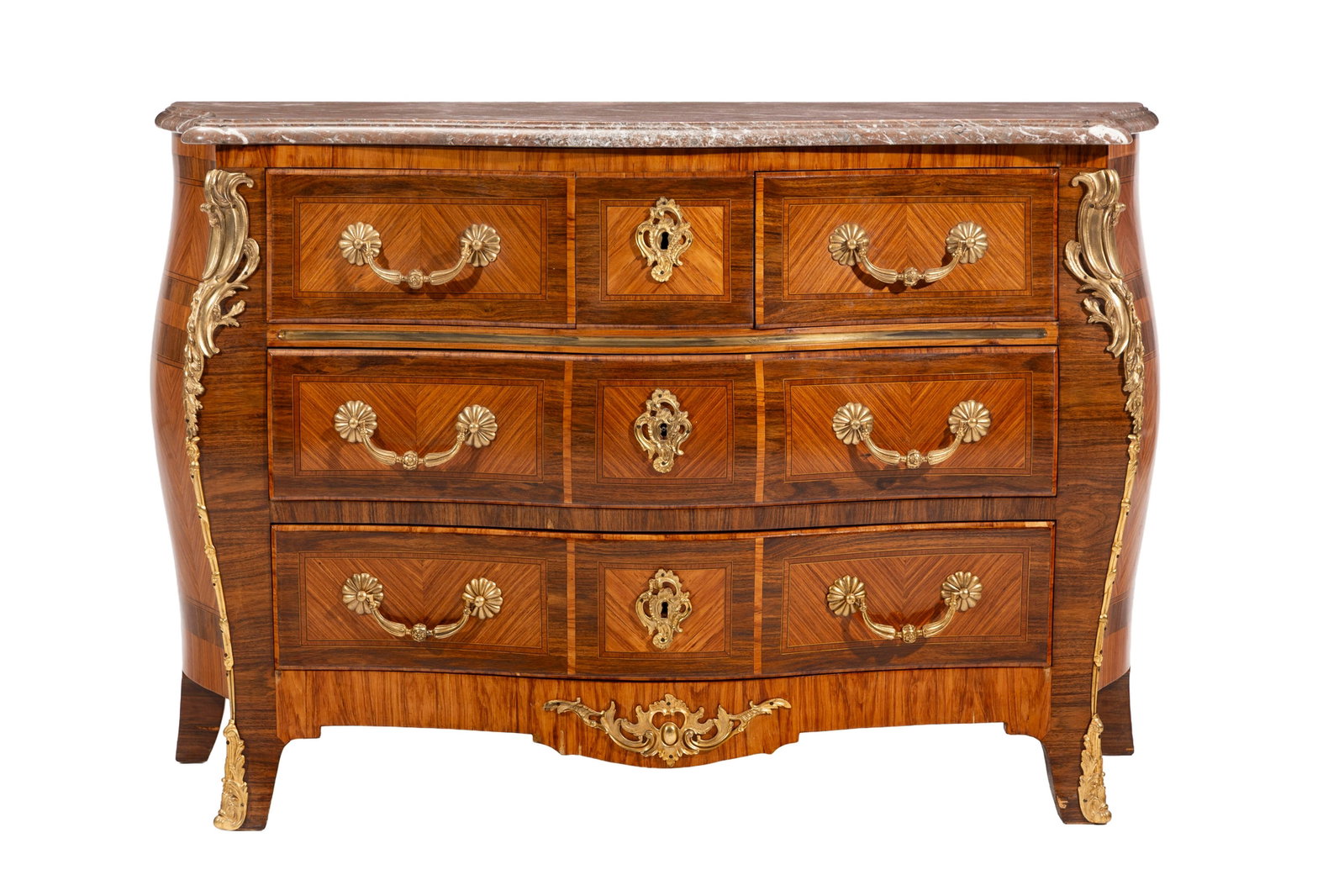 Commode tombeau de style Louis XV, XXe s., en placage de bois de rose et bois de violette, faça: Commode tombeau de style Louis XV, XXe s., en placage de bois de rose et bois de violette, façade galbée ouvrant par quatre tiroirs sur trois rangs, plateau en marbre rose, 91x135x58 cm