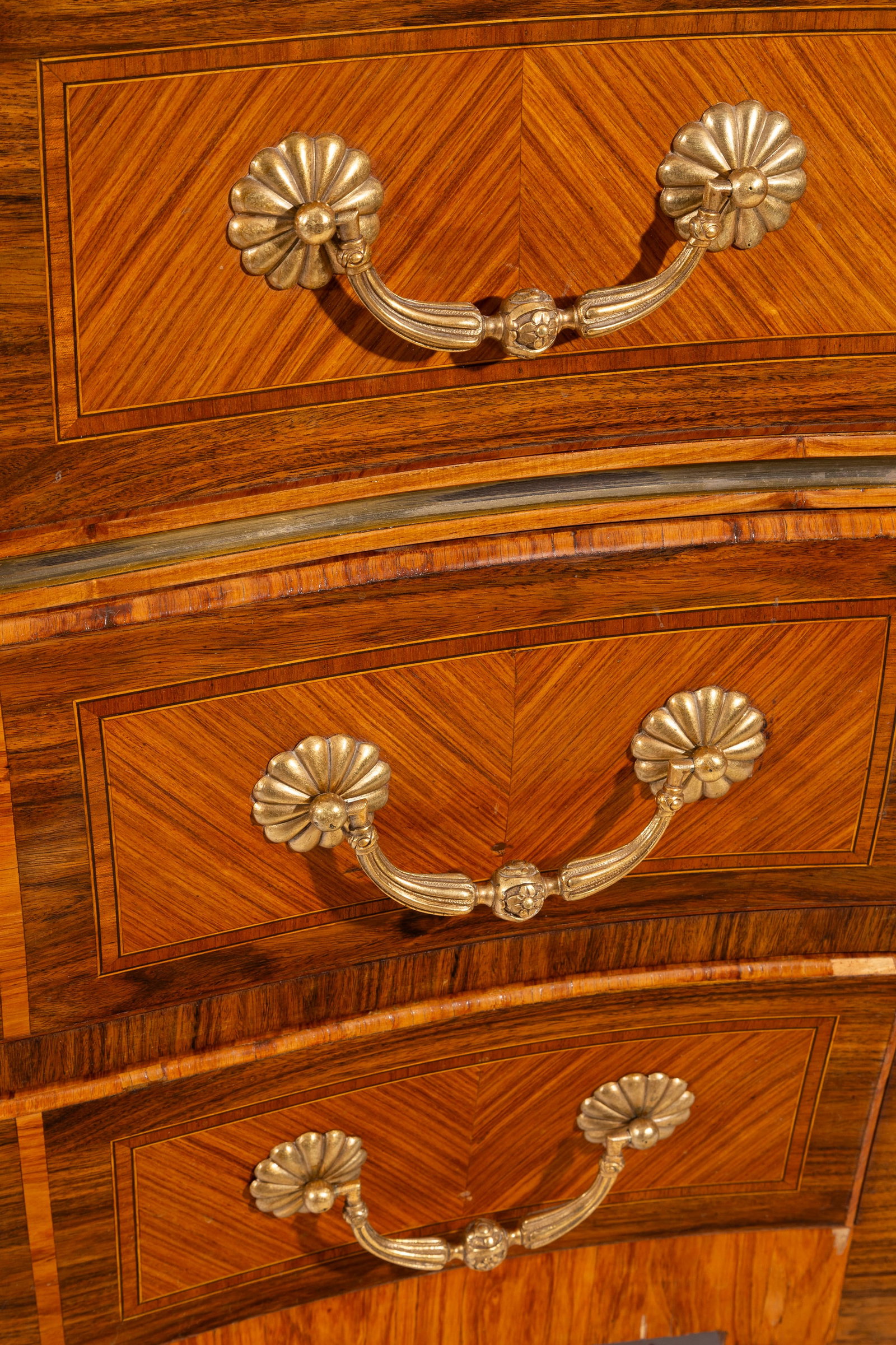 Commode tombeau de style Louis XV, XXe s., en placage de bois de rose et bois de violette, faça - 4