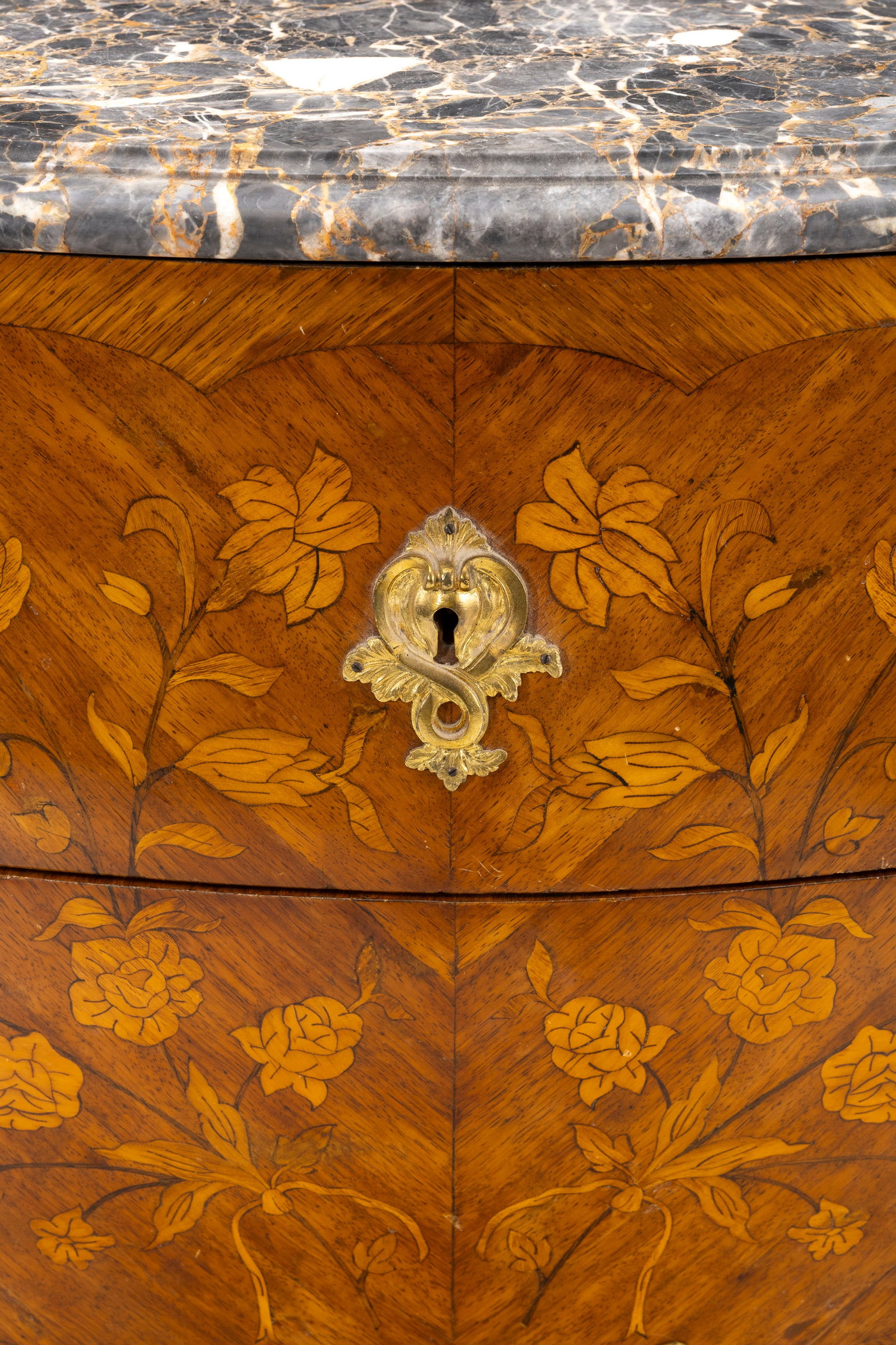 Commode de style Louis XV, XIXe s., à décor de branches fleuries en marqueterie et placage - 2