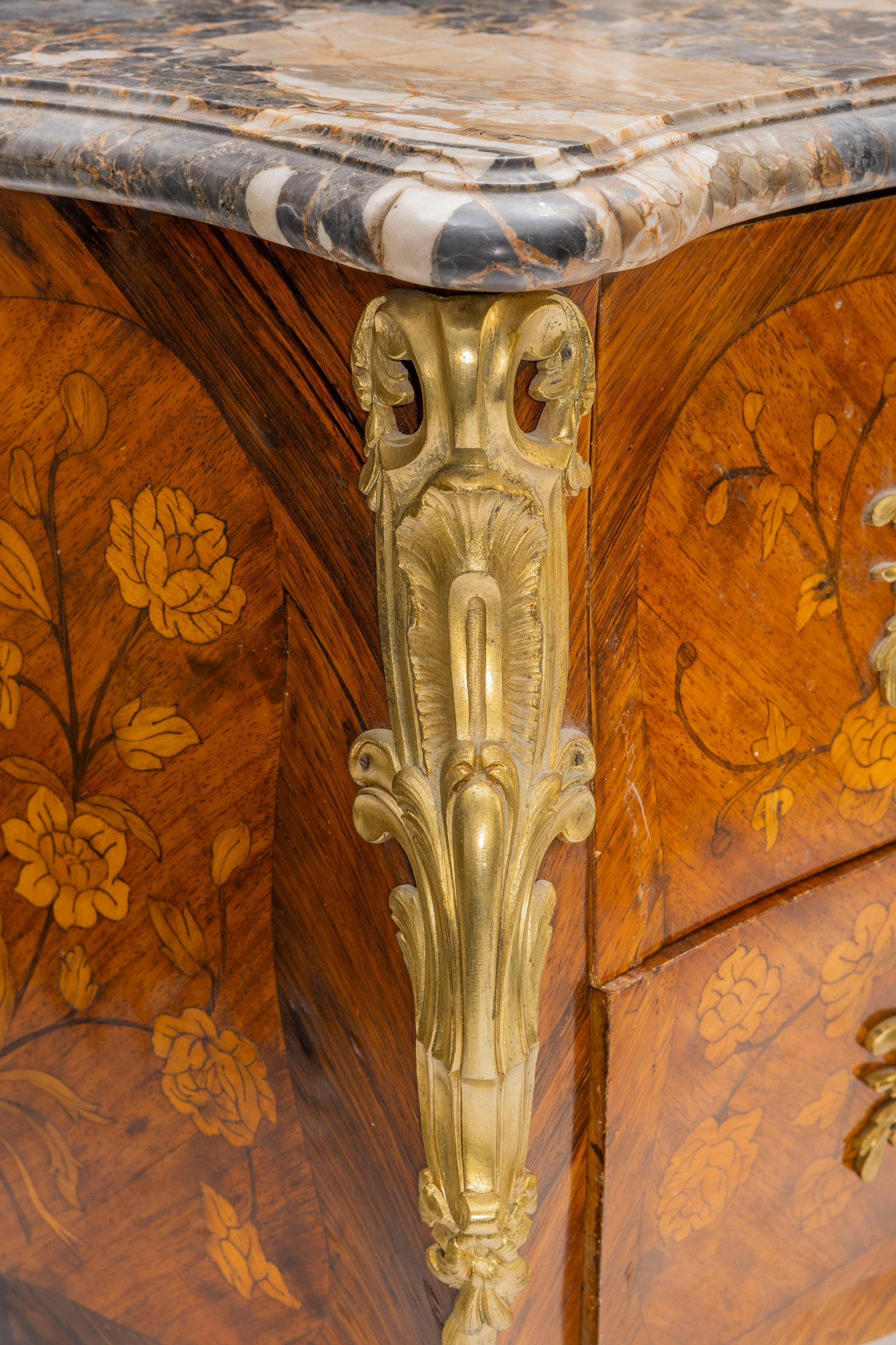 Commode de style Louis XV, XIXe s., à décor de branches fleuries en marqueterie et placage - 3