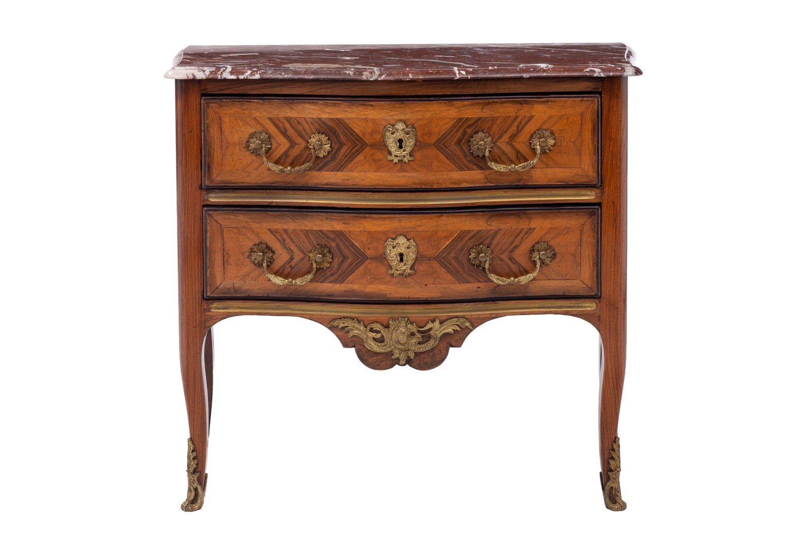 Commode de style Louis XV, XXe s., en placage de palissandre et ornementations en bronze doré, : Commode de style Louis XV, XXe s., en placage de palissandre et ornementations en bronze doré, ouvrant par deux tiroirs en façade, plateau en marbre, 84x96x52 cm Condition rayures sur le