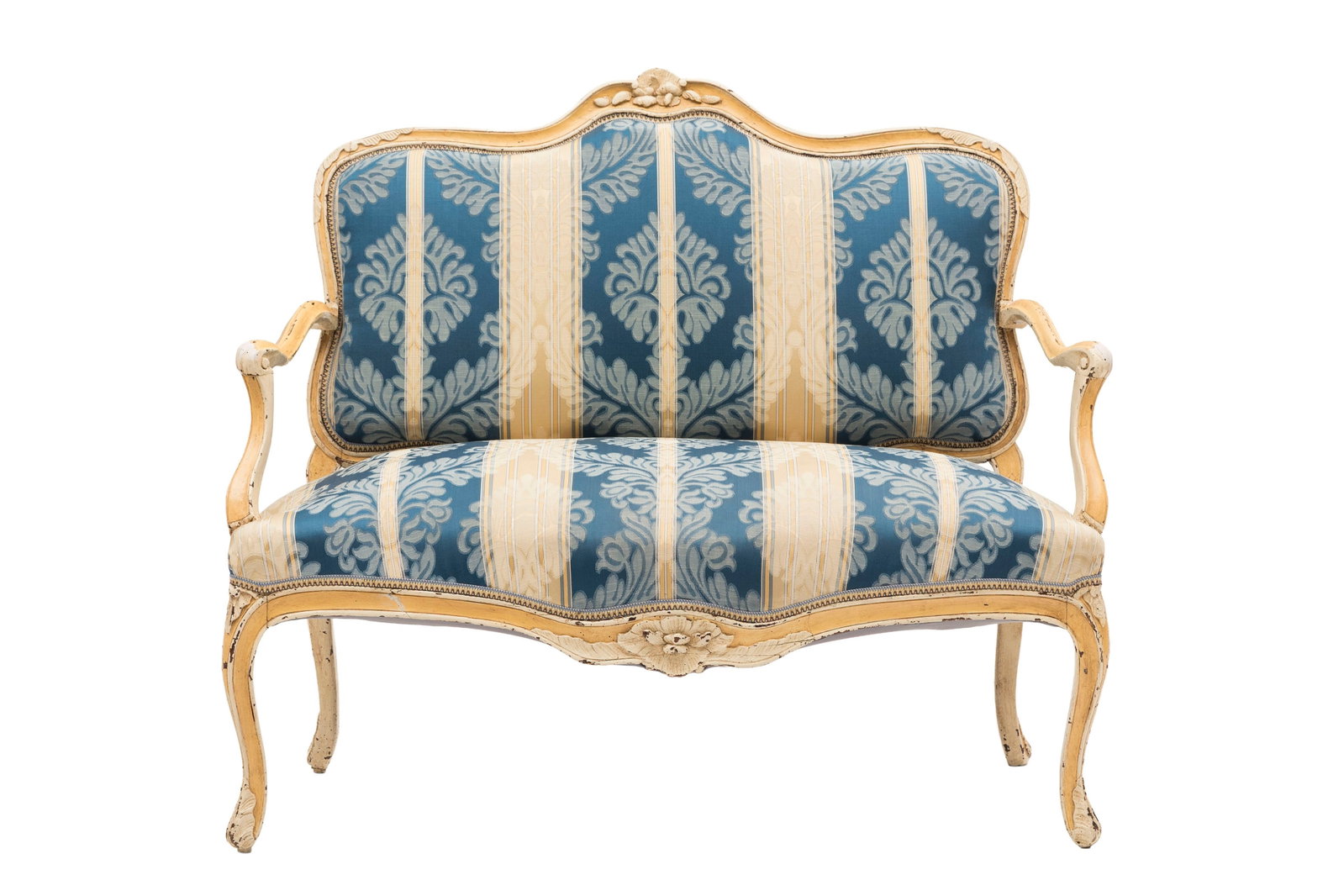 Canapé de style Louis XV, XXe s., en bois peint beige, garniture en tissu beige et bleu, pieds : Canapé de style Louis XV, XXe s., en bois peint beige, garniture en tissu beige et bleu, pieds galbés, long. 115 cm