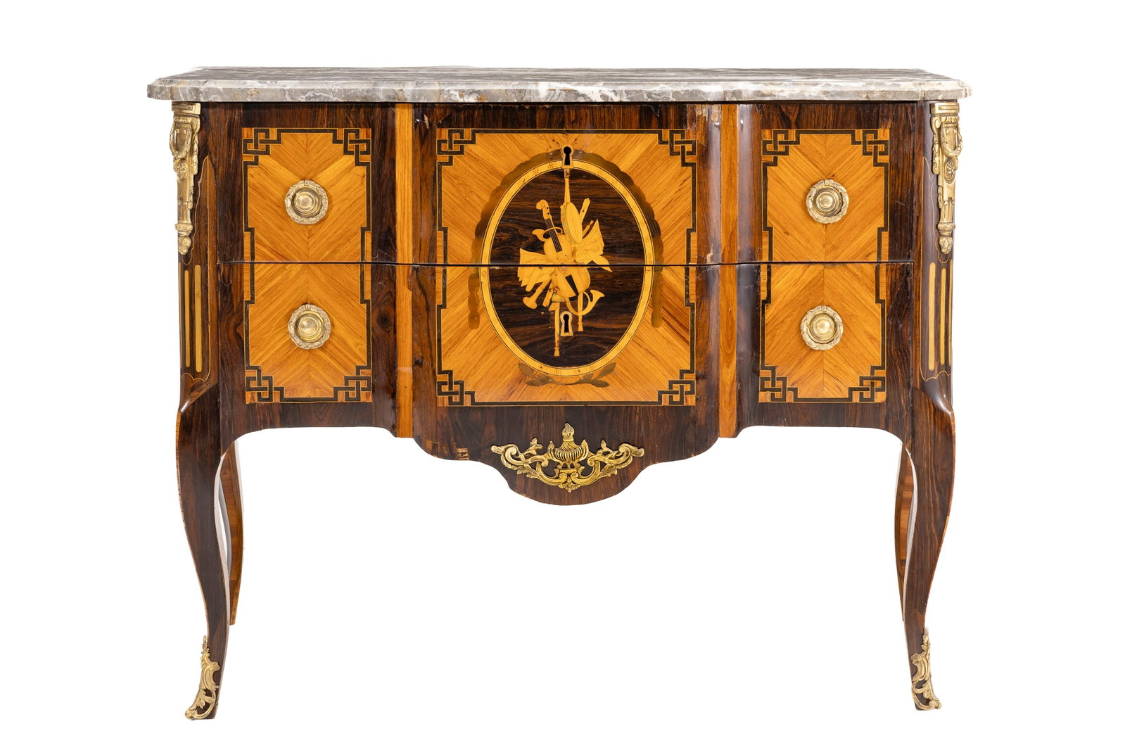 Commode, probablement Italie, XVIIIe s., en placage de bois de rose, palissandre et marqueterie aux : Commode, probablement Italie, XVIIIe s., en placage de bois de rose, palissandre et marqueterie aux attributs de la musique, ouvrant en façade par deux tiroirs, plateau en marbre, pieds