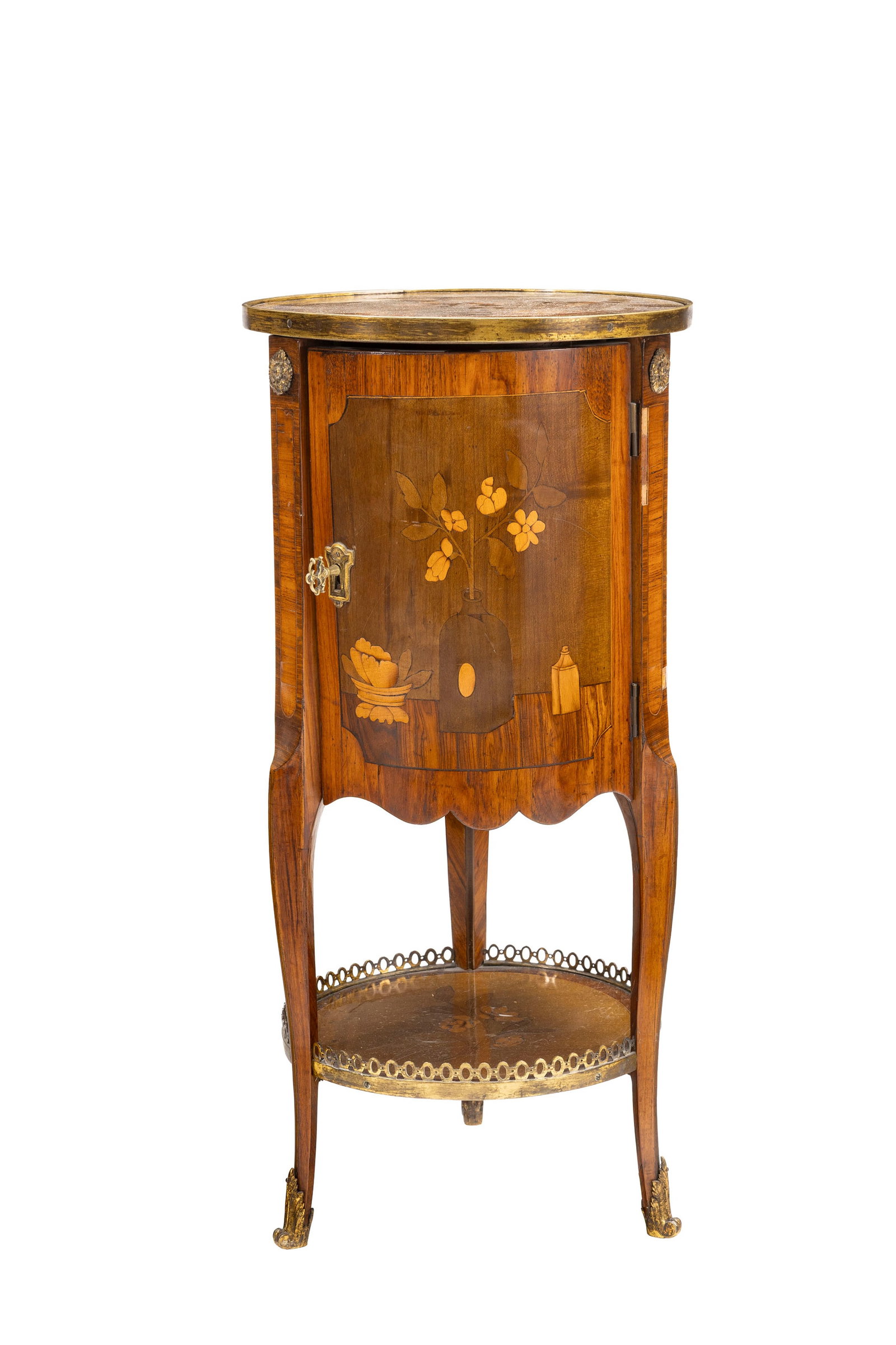 Table de salon de forme tambour d'époque Transition, en placage de bois de rose, palissandre et: Table de salon de forme tambour d'époque Transition, en placage de bois de rose, palissandre et marqueterie de vases fleuris, encrier, plume et bouteille, ouvrant par un vantail en façade,