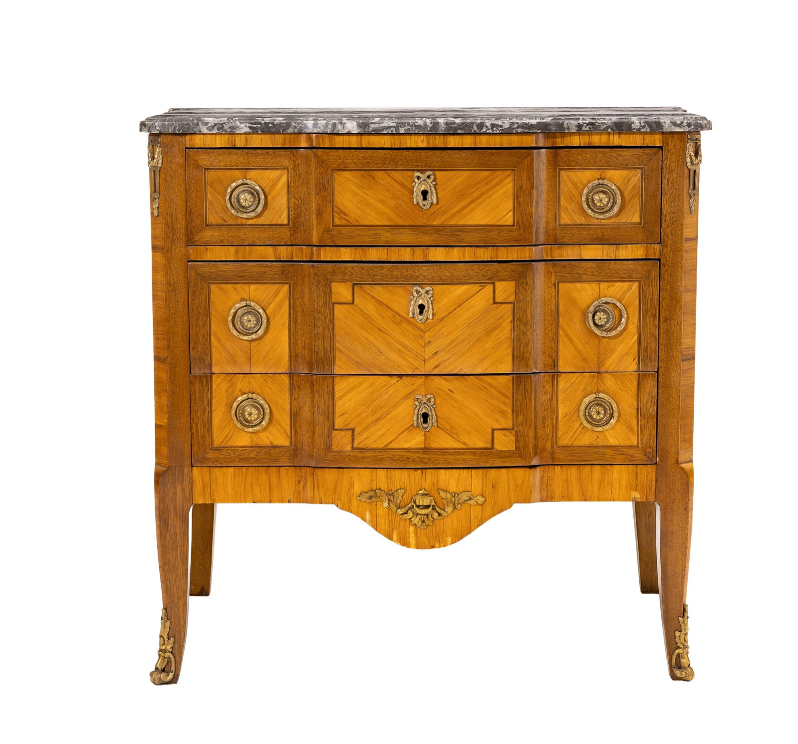 Commode de style Transition, XIXe s., en placage de bois de rose, façade à ressaut ouvrant: Commode de style Transition, XIXe s., en placage de bois de rose, façade à ressaut ouvrant par trois tiroirs, plateau en marbre gris, 82x84x51 cm Condition rayures et marques au vernis ma