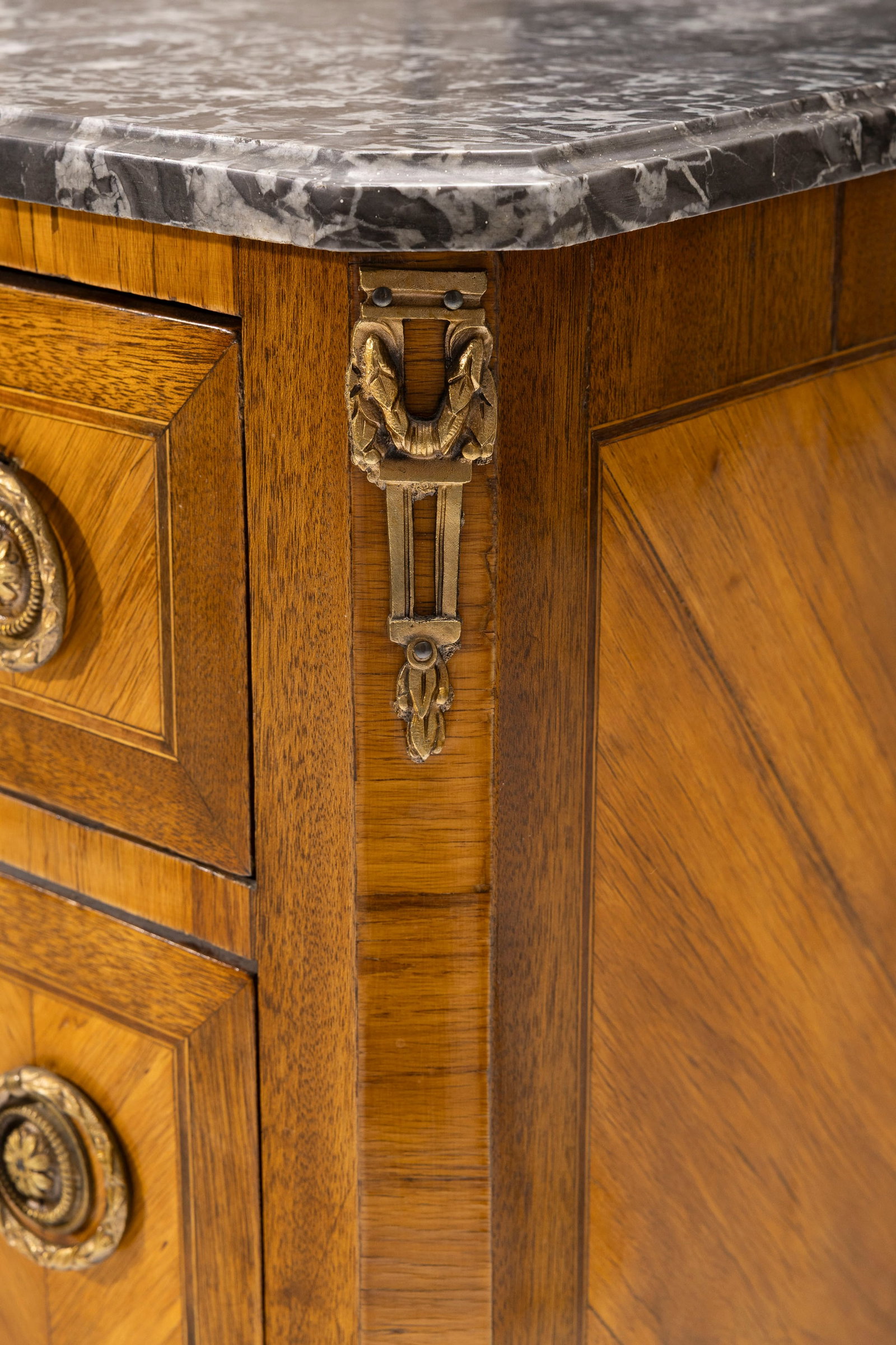 Commode de style Transition, XIXe s., en placage de bois de rose, façade à ressaut ouvrant - 3