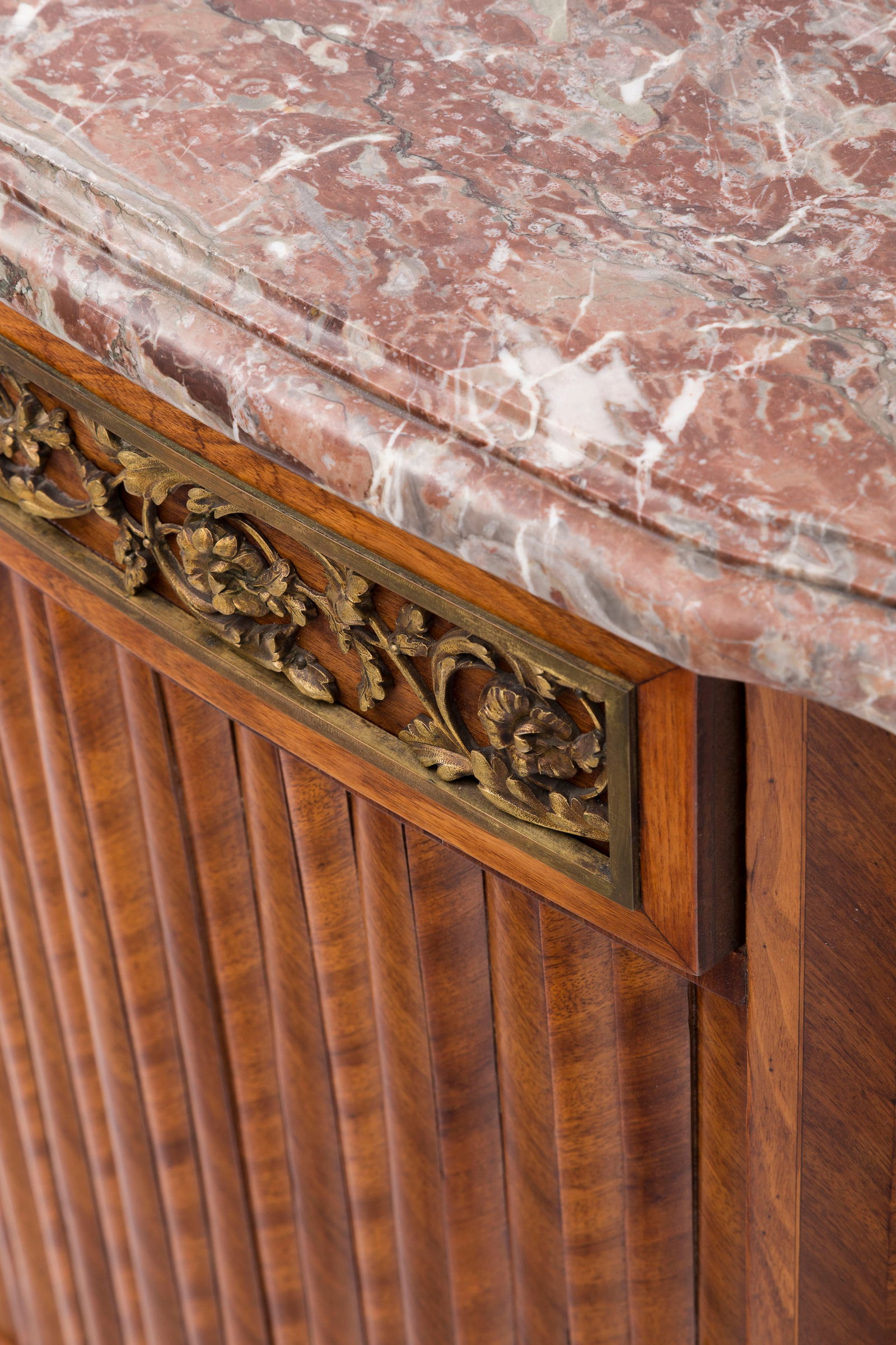 Cabinet de style Transition, XXe s., par la maison Jansen, en placage de bois de rose, façade o - 3
