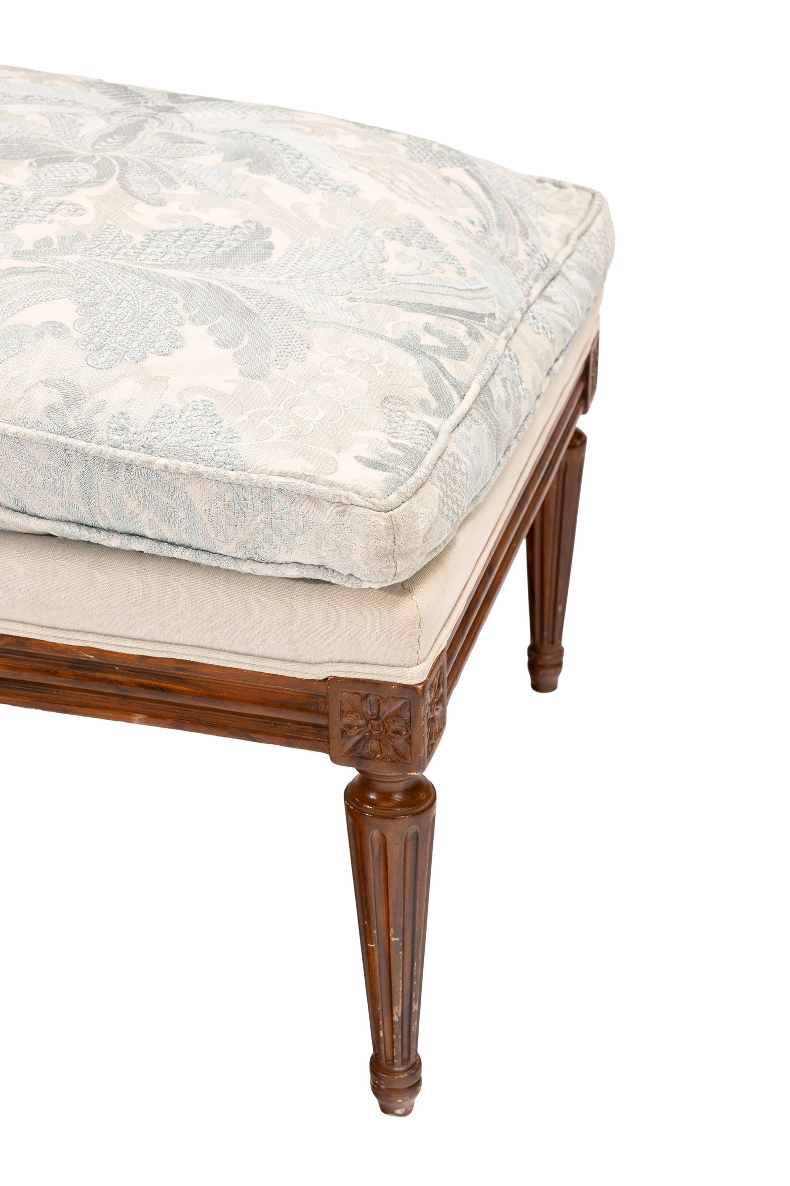 Banquette de style Louis XVI, XXe s., en bois teinté acajou, coussin beige et bleu à motif - 2