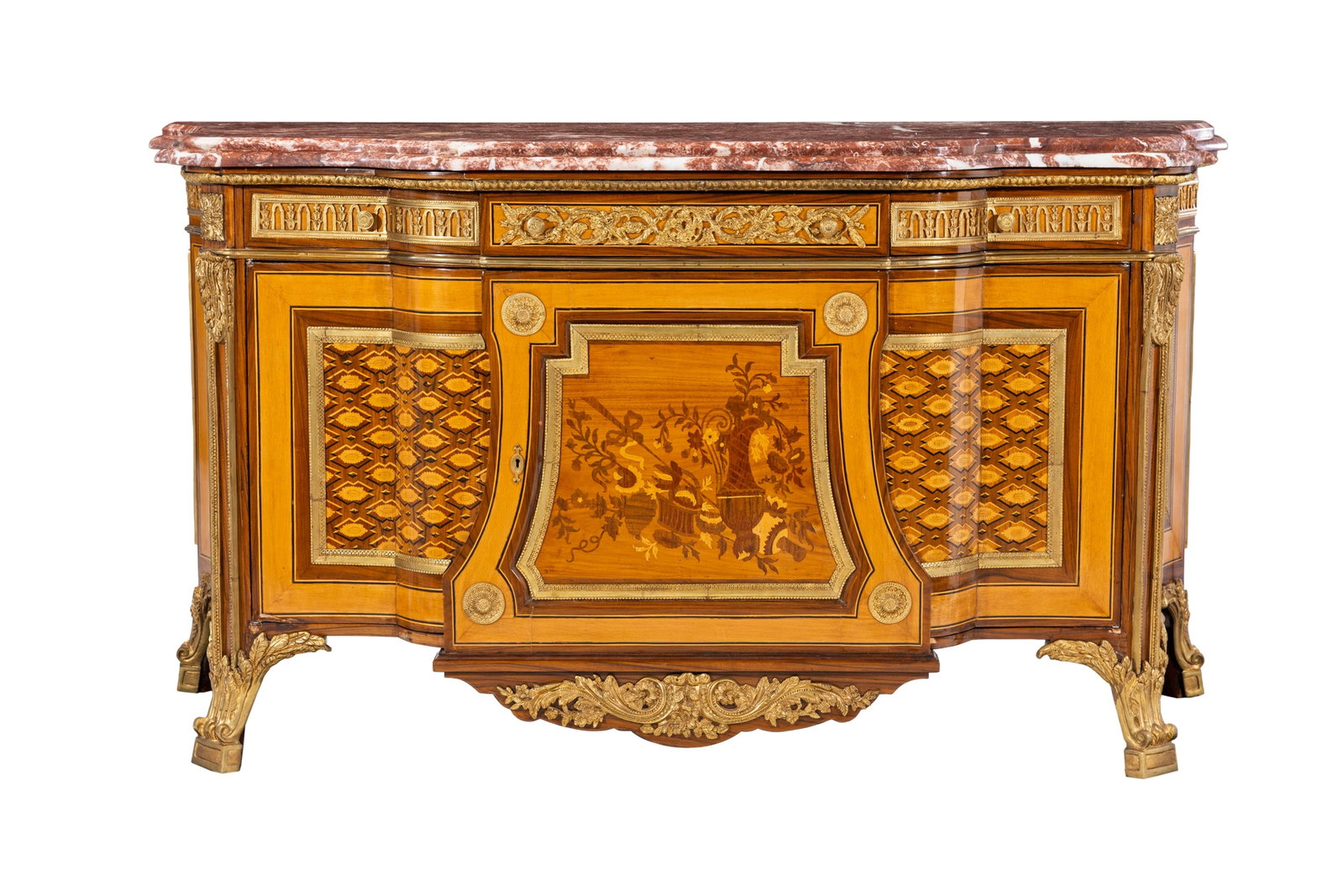 Commode de style Louis XVI d'après un modèle de Jean-Henri Riesener, XXe s., en placage de: Commode de style Louis XVI d'après un modèle de Jean-Henri Riesener, XXe s., en placage de bois de rose, bois fruitier et riche marqueterie de motifs géométriques, fleurs, aigui