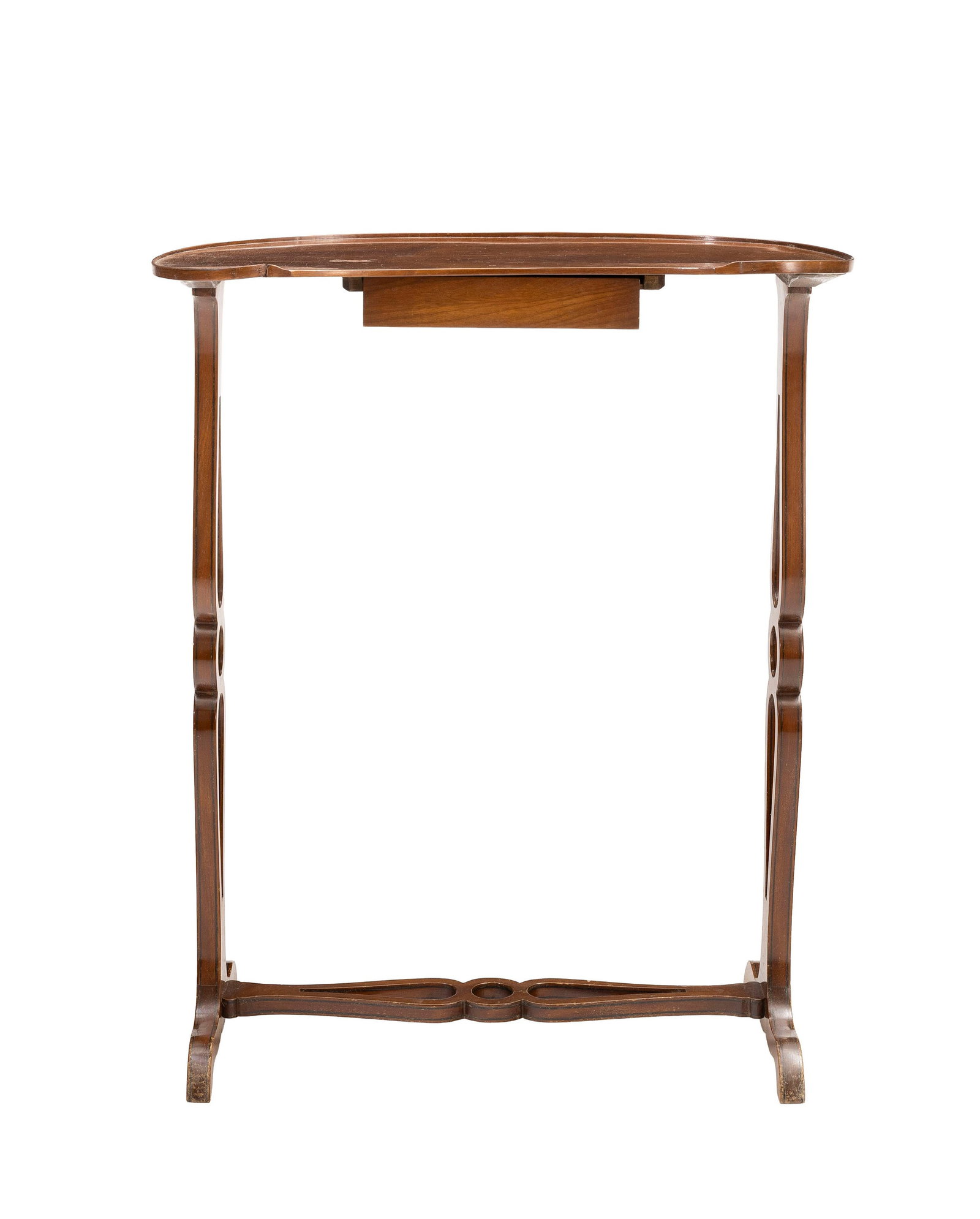 Petite table rognon de style Louis XVI, début XXe s., en acajou et placage d'acajou, ouvrant pa: Petite table rognon de style Louis XVI, début XXe s., en acajou et placage d'acajou, ouvrant par un tiroir en façade, montants et entretoise ajourés, 73x61x33cm Condition rayures,