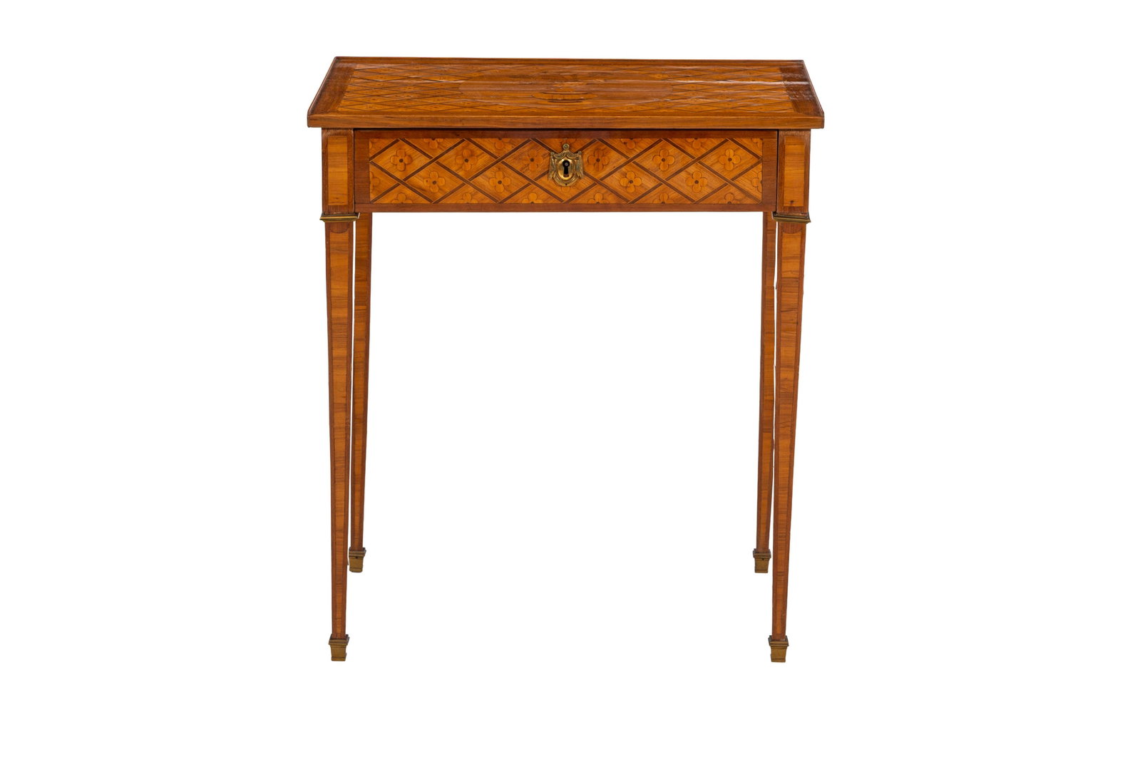 Table d'appoint d'époque Louis XVI, en marqueterie à décor de croissillons et d'un pa: Table d'appoint d'époque Louis XVI, en marqueterie à décor de croissillons et d'un panier fleuri, ouvrant par un tiroir en ceinture, pieds en gaine, 71x63x43 cm Condition fissures sur