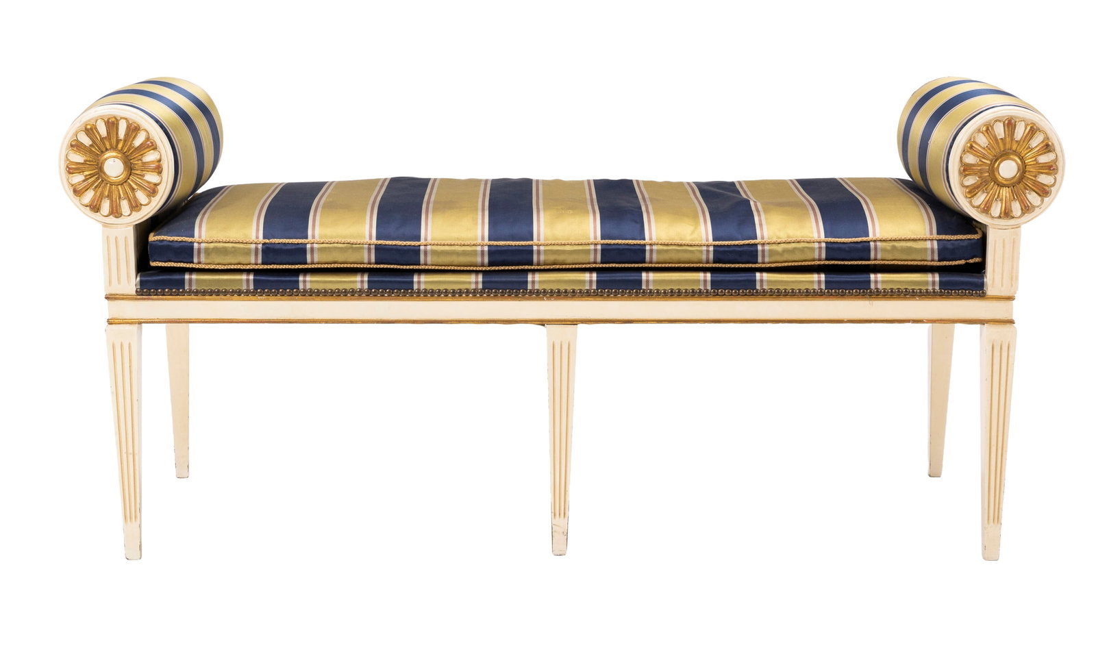 Banquette, XXe s., en bois peint blanc et rechampis dorés, soierie rayée bleue et verte, p: Banquette, XXe s., en bois peint blanc et rechampis dorés, soierie rayée bleue et verte, pieds gaines cannelés, long. 141 cm Condition accrocs, griffures et taches sur la garniture </