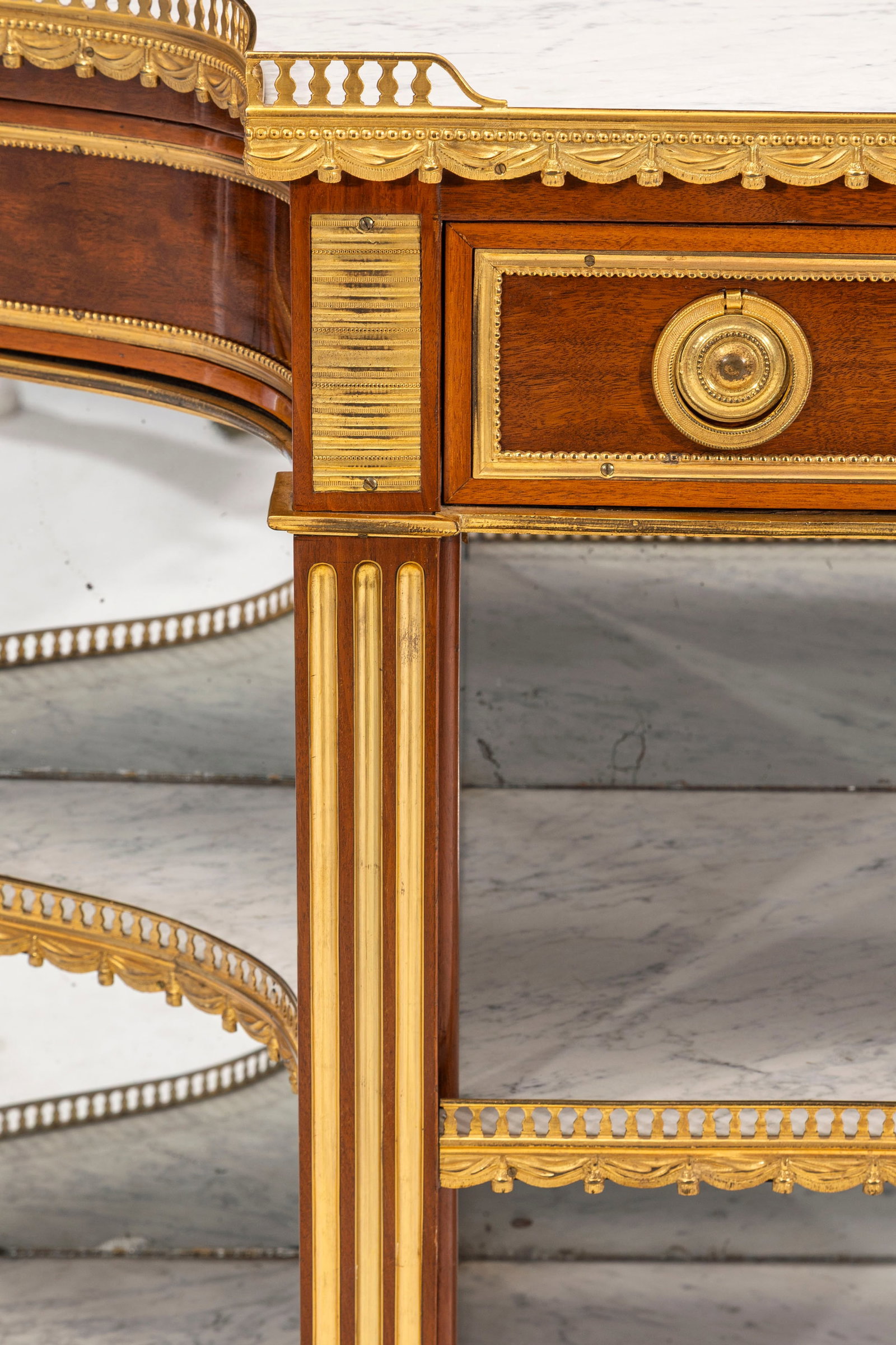 Desserte d'époque Louis XVI estampillée P.GARNIER, en acajou et placage d'acajou, un tiroi - 2