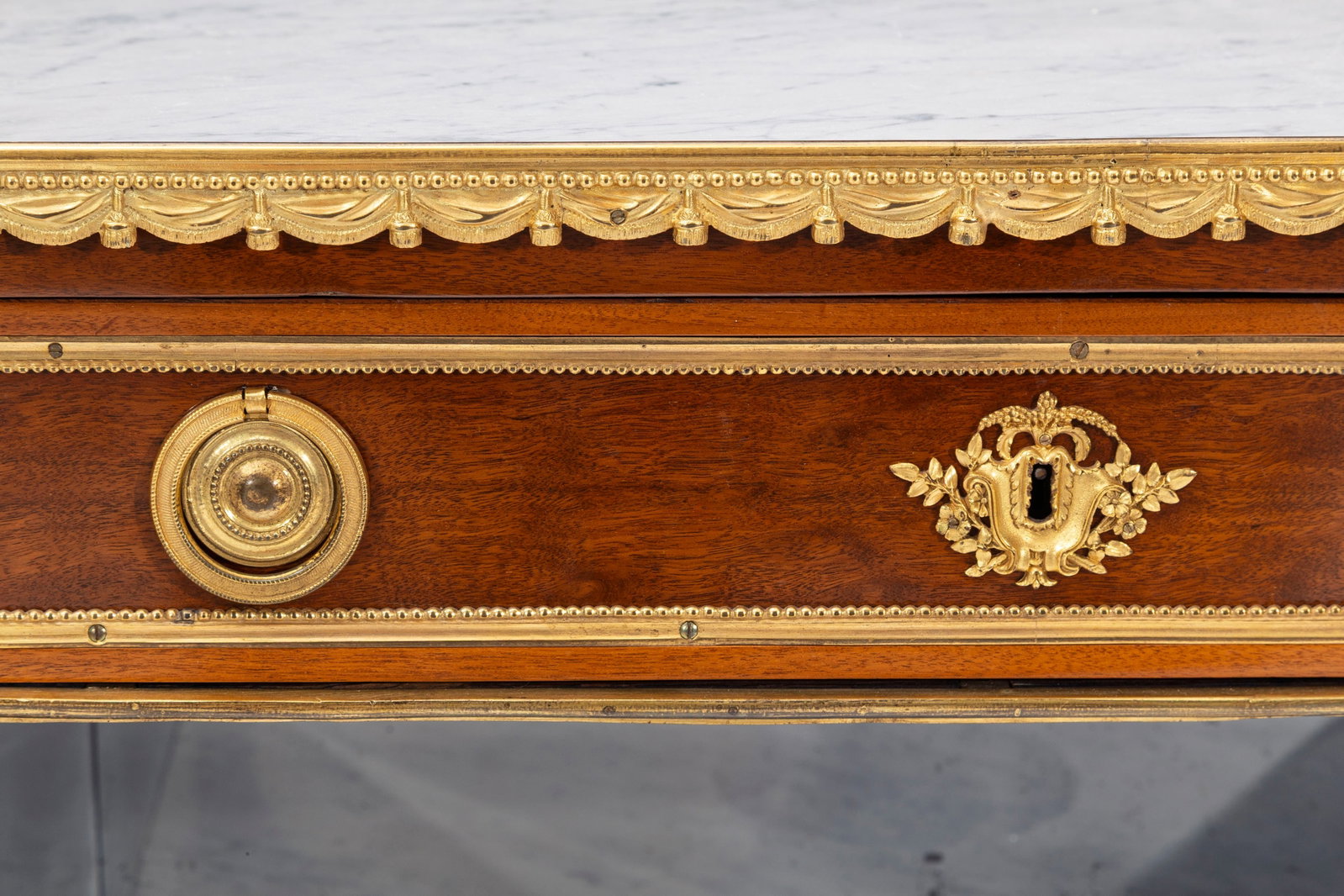 Desserte d'époque Louis XVI estampillée P.GARNIER, en acajou et placage d'acajou, un tiroi - 4