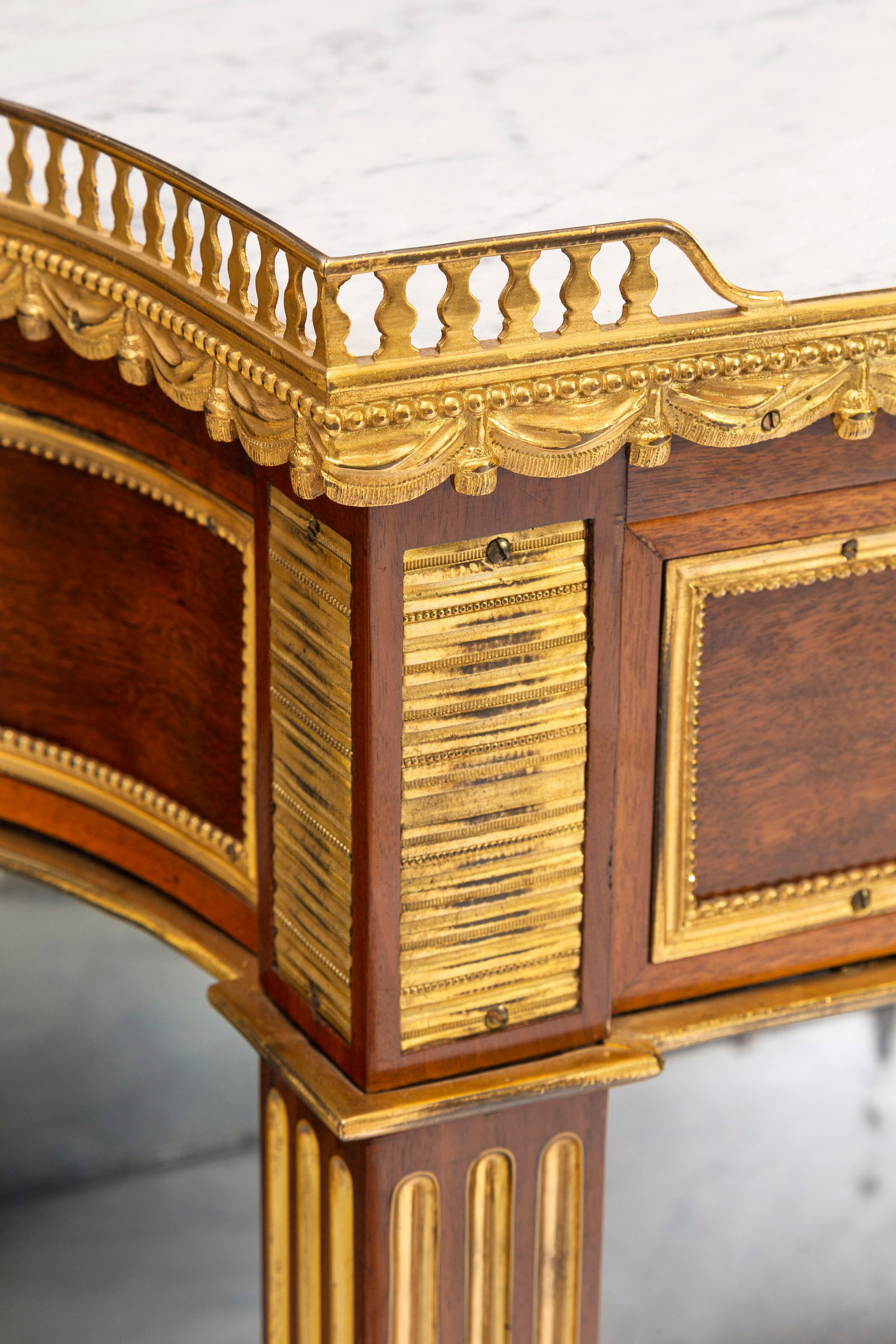 Desserte d'époque Louis XVI estampillée P.GARNIER, en acajou et placage d'acajou, un tiroi - 5