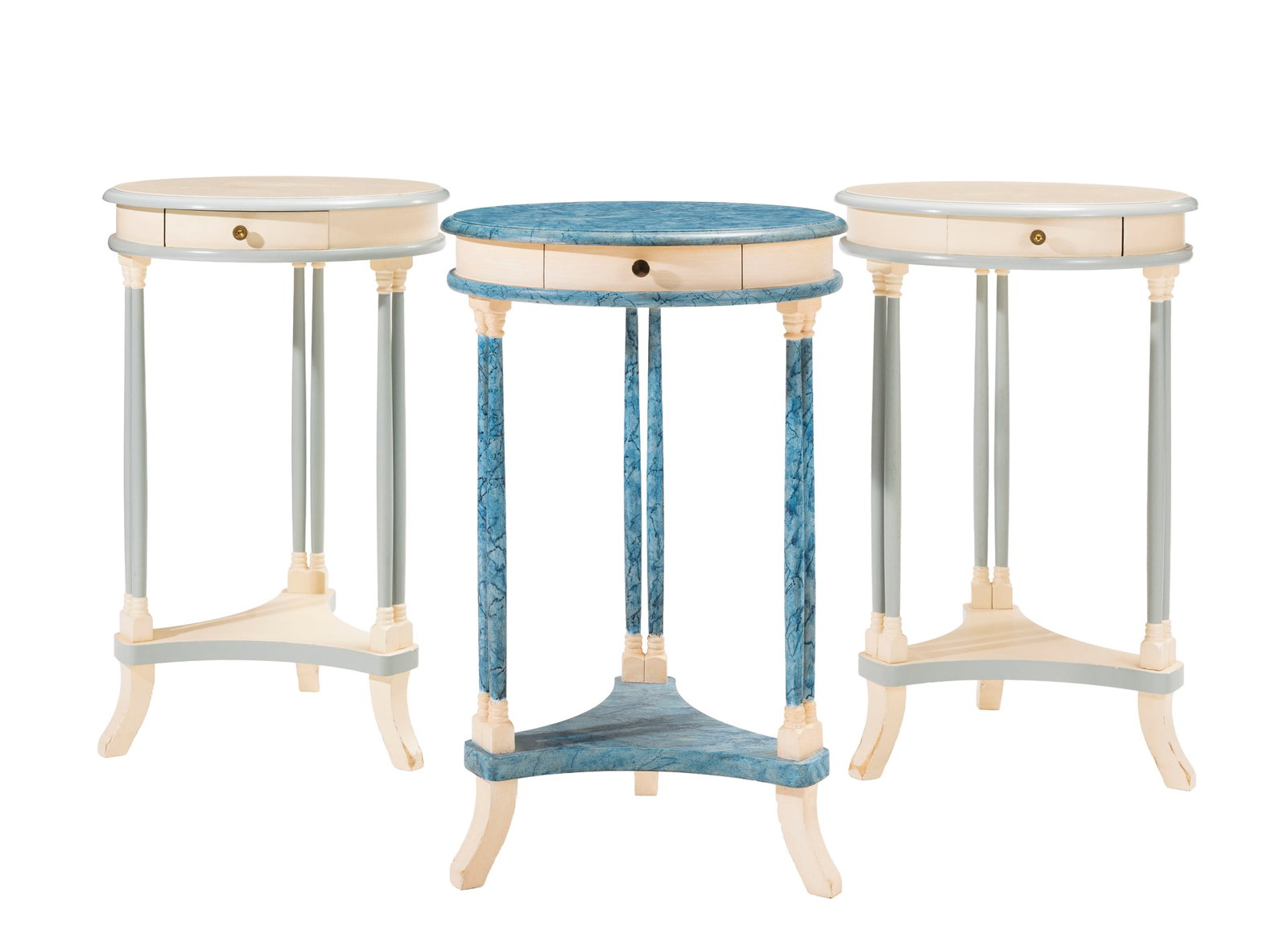 2 guéridons de style Néoclassique, XXe s., en bois peint, montants en colonne, base tripod: 2 guéridons de style Néoclassique, XXe s., en bois peint, montants en colonne, base tripode, ouvrant par un tiroir en ceinture, l'un peint en blanc et rehauts bleus, le second peint en bleu 