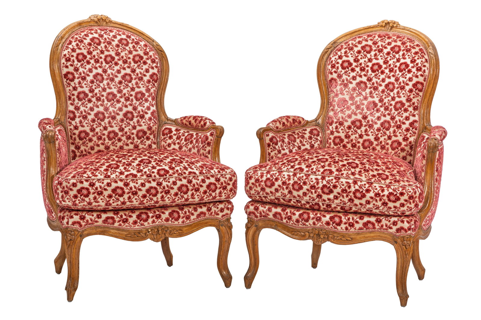 Paire de bergères d'époque Louis XV, en hêtre mouluré et sculpté à d&#: Paire de bergères d'époque Louis XV, en hêtre mouluré et sculpté à décor de fleurettes dressées, garniture en tissu beige et rouge fleuri, une bergère esta