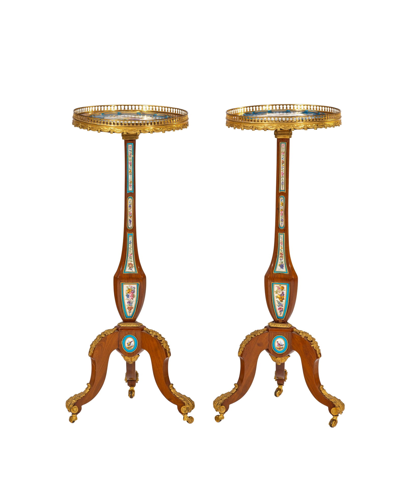 Paire de guéridons de style Louis XVI, XIXe s., en acajou, placage d'acajou, ornementations en : Paire de guéridons de style Louis XVI, XIXe s., en acajou, placage d'acajou, ornementations en bronze doré et porcelaine dans le goût de Sèvres, plateau circulaire à