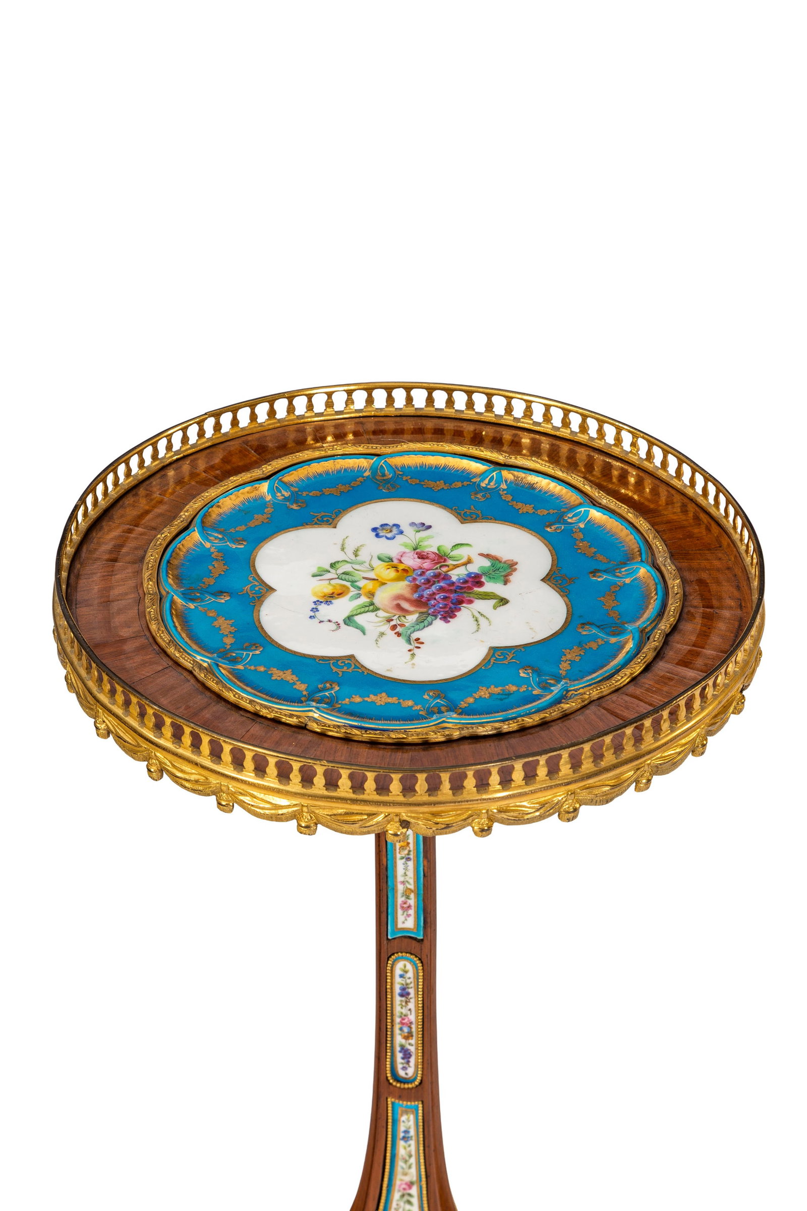 Paire de guéridons de style Louis XVI, XIXe s., en acajou, placage d'acajou, ornementations en  - 2