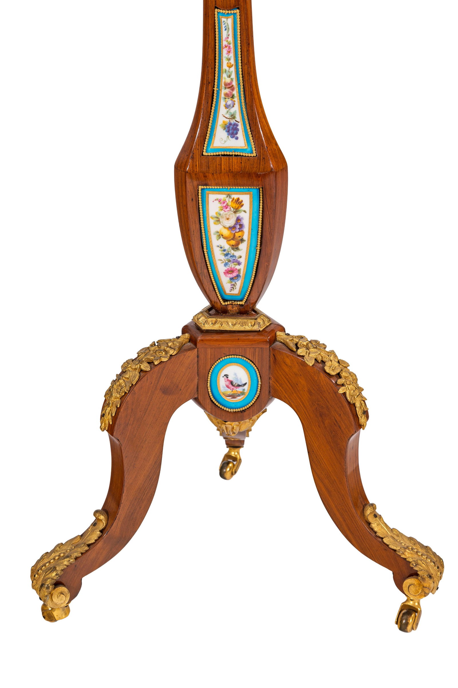 Paire de guéridons de style Louis XVI, XIXe s., en acajou, placage d'acajou, ornementations en  - 4