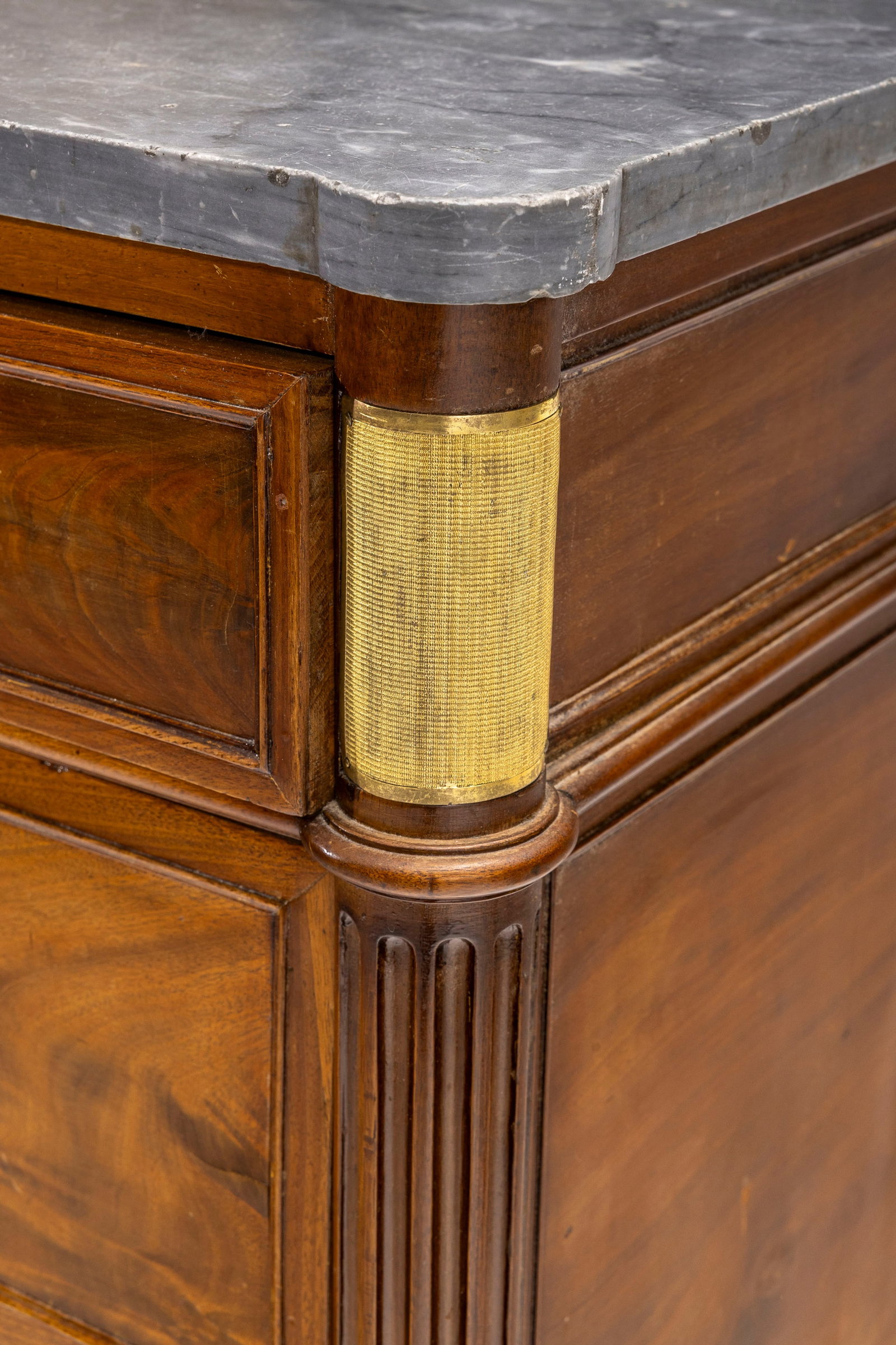 Commode d'époque Louis XVI, en placage d'acajou flammé ouvrant par quatre tiroirs sur troi - 3