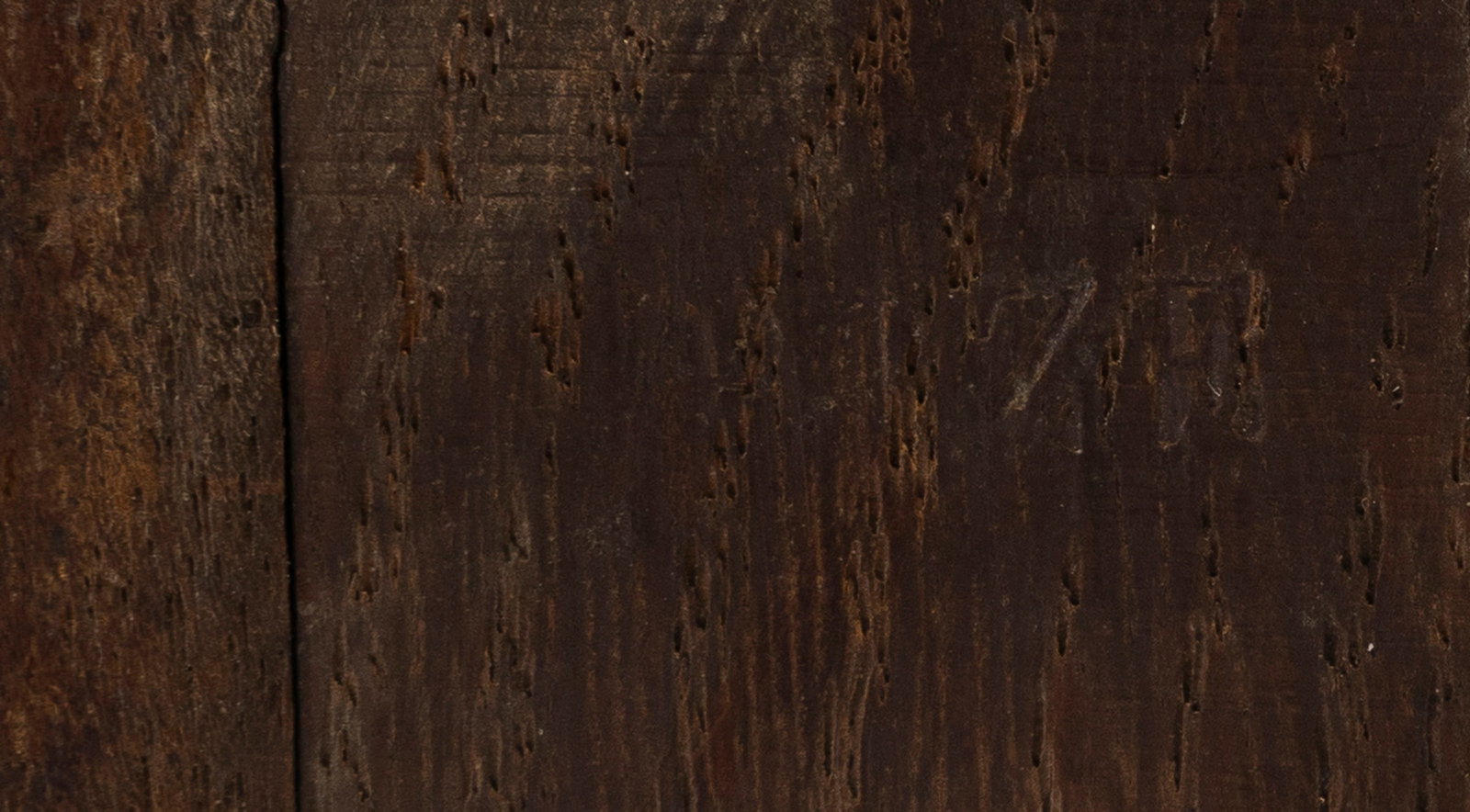 Commode d'époque Louis XVI, en placage d'acajou flammé ouvrant par quatre tiroirs sur troi - 4