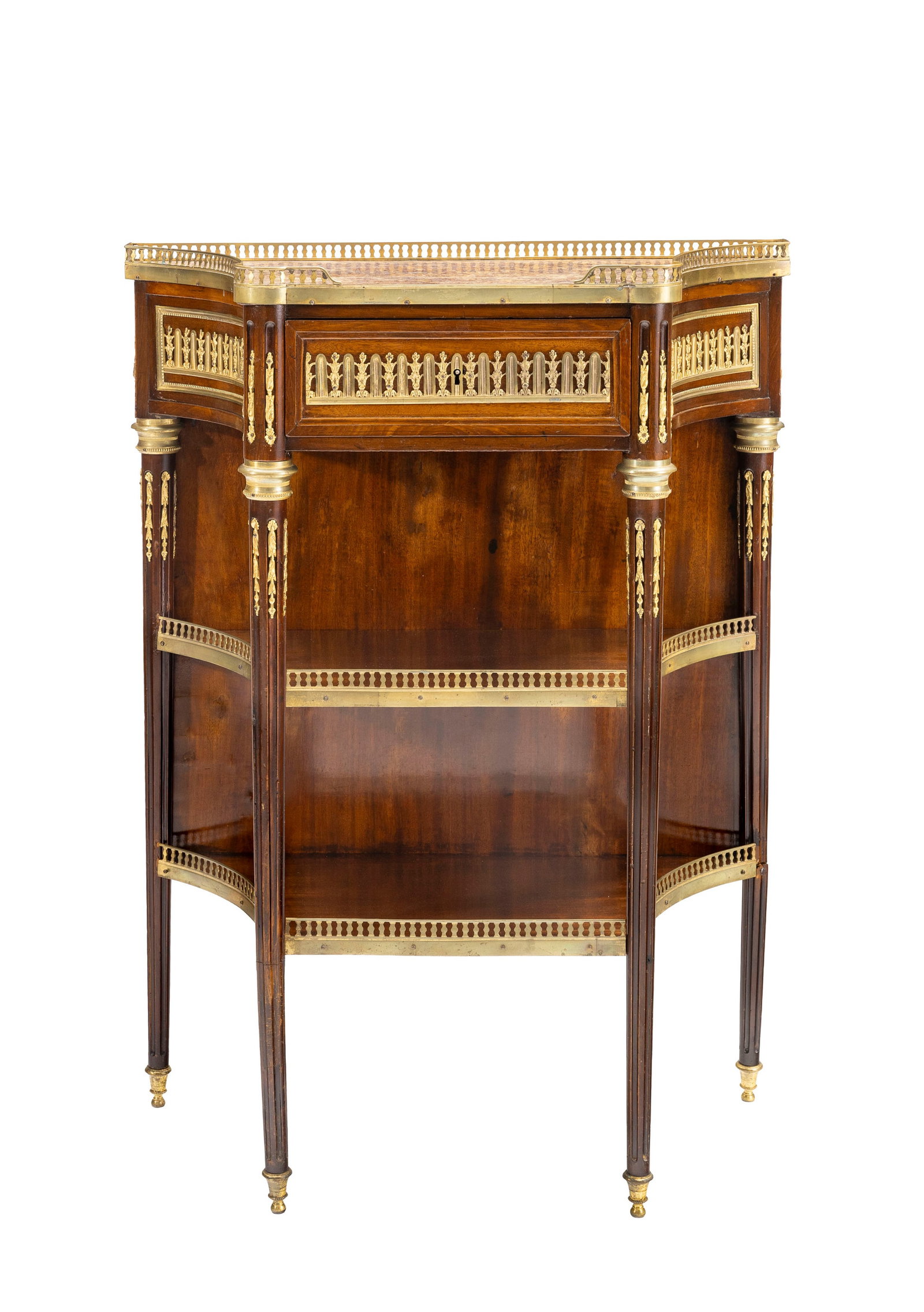 Desserte de style Louis XVI, XXe s., en placage d'acajou et bois teinté acajou, ouvrant par un : Desserte de style Louis XVI, XXe s., en placage d'acajou et bois teinté acajou, ouvrant par un tiroir en ceinture, montants cannelés reliés par deux tablettes d'entretoise, plateau en